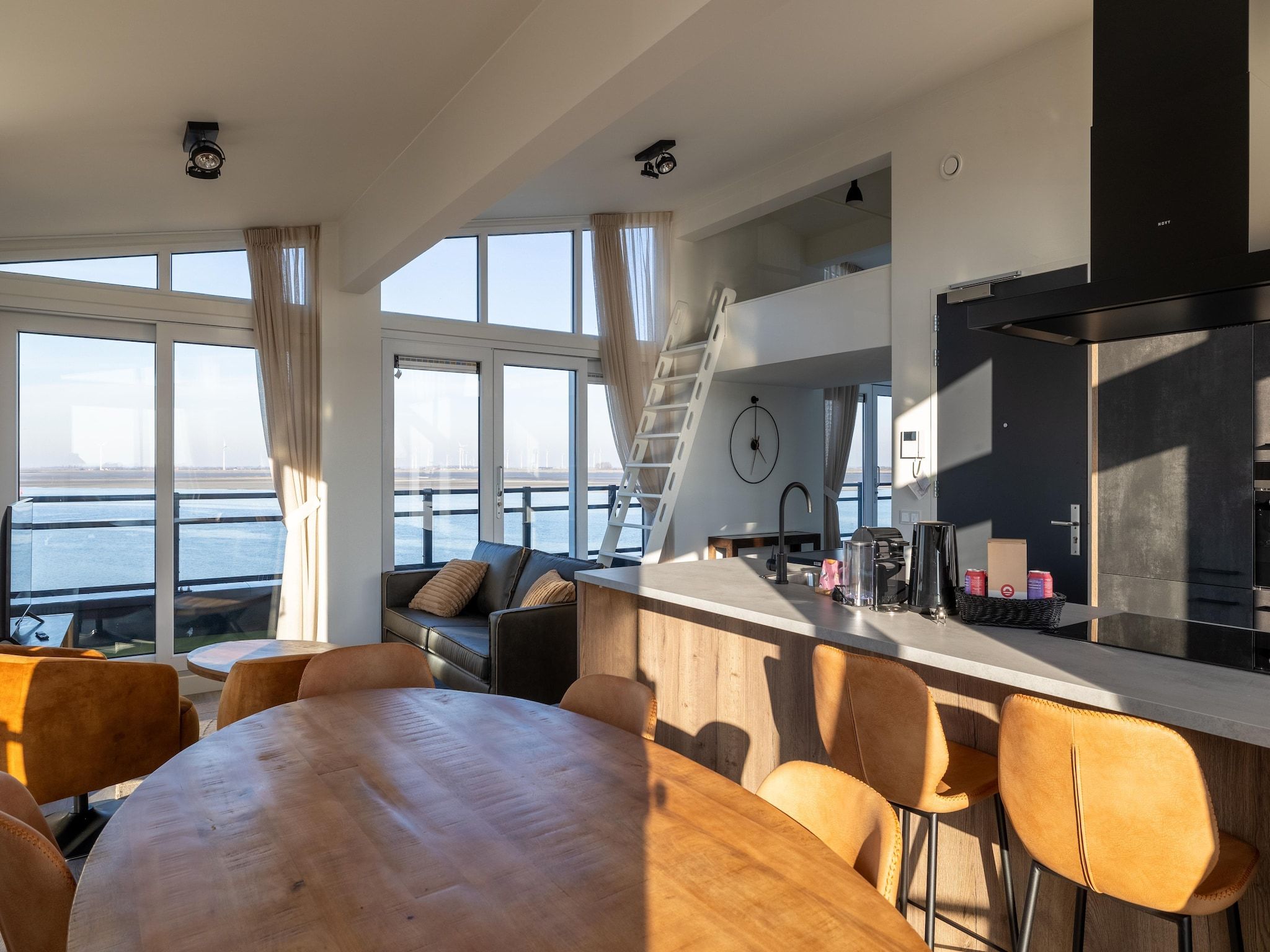 De eetkamer van Appartement Vista Maris - Havenweg 8-48  Sint-Annaland in Sint-Annaland