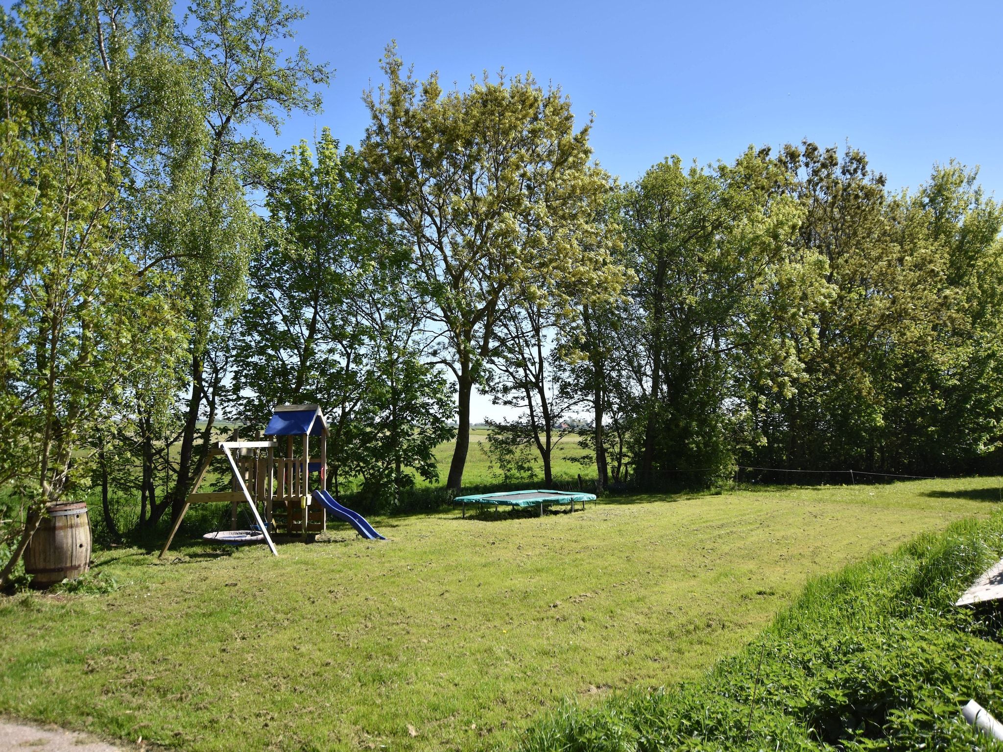 De tuin van Berkenhof appartment in Workum