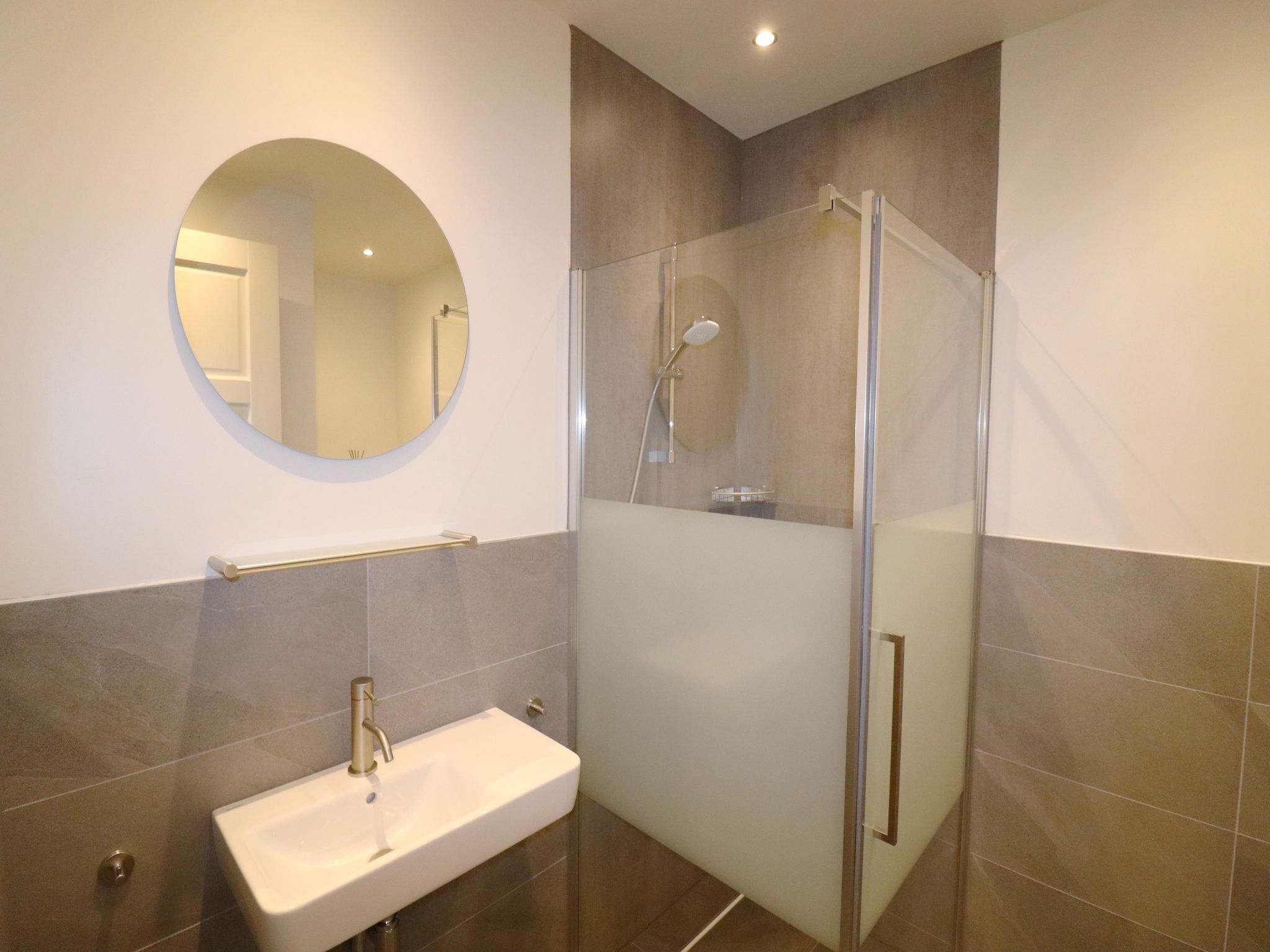 De badkamer van Berkenhof appartment in Workum