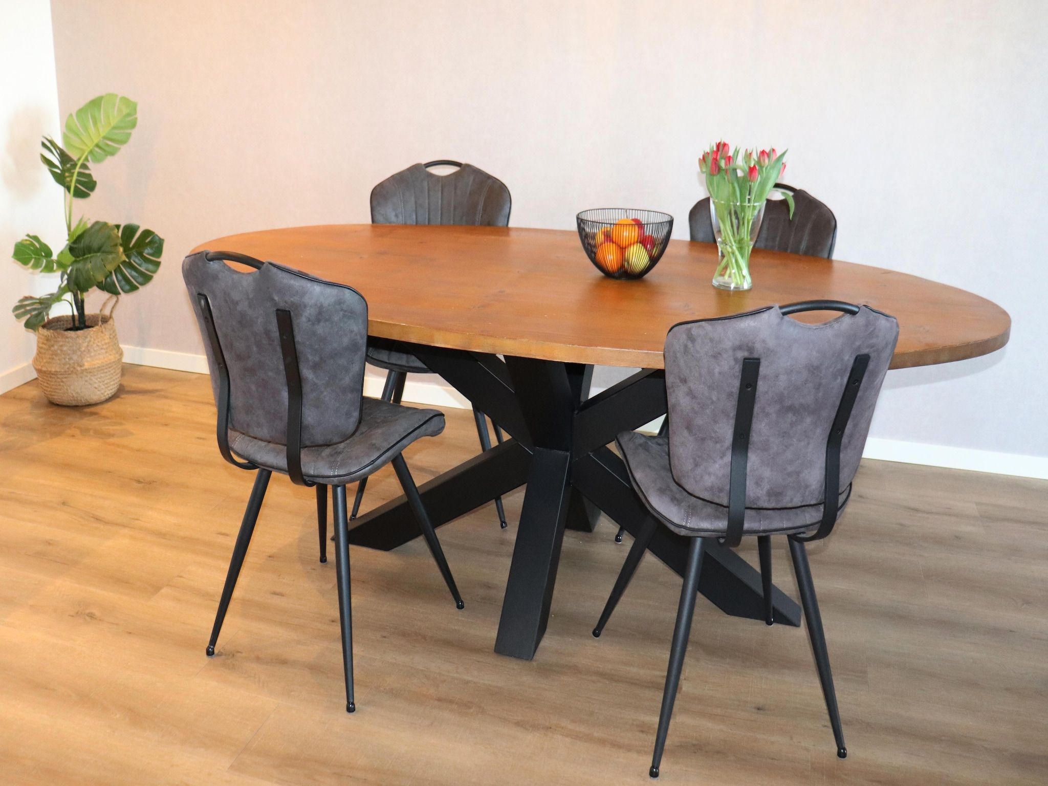 De eetkamer van Berkenhof appartment in Workum