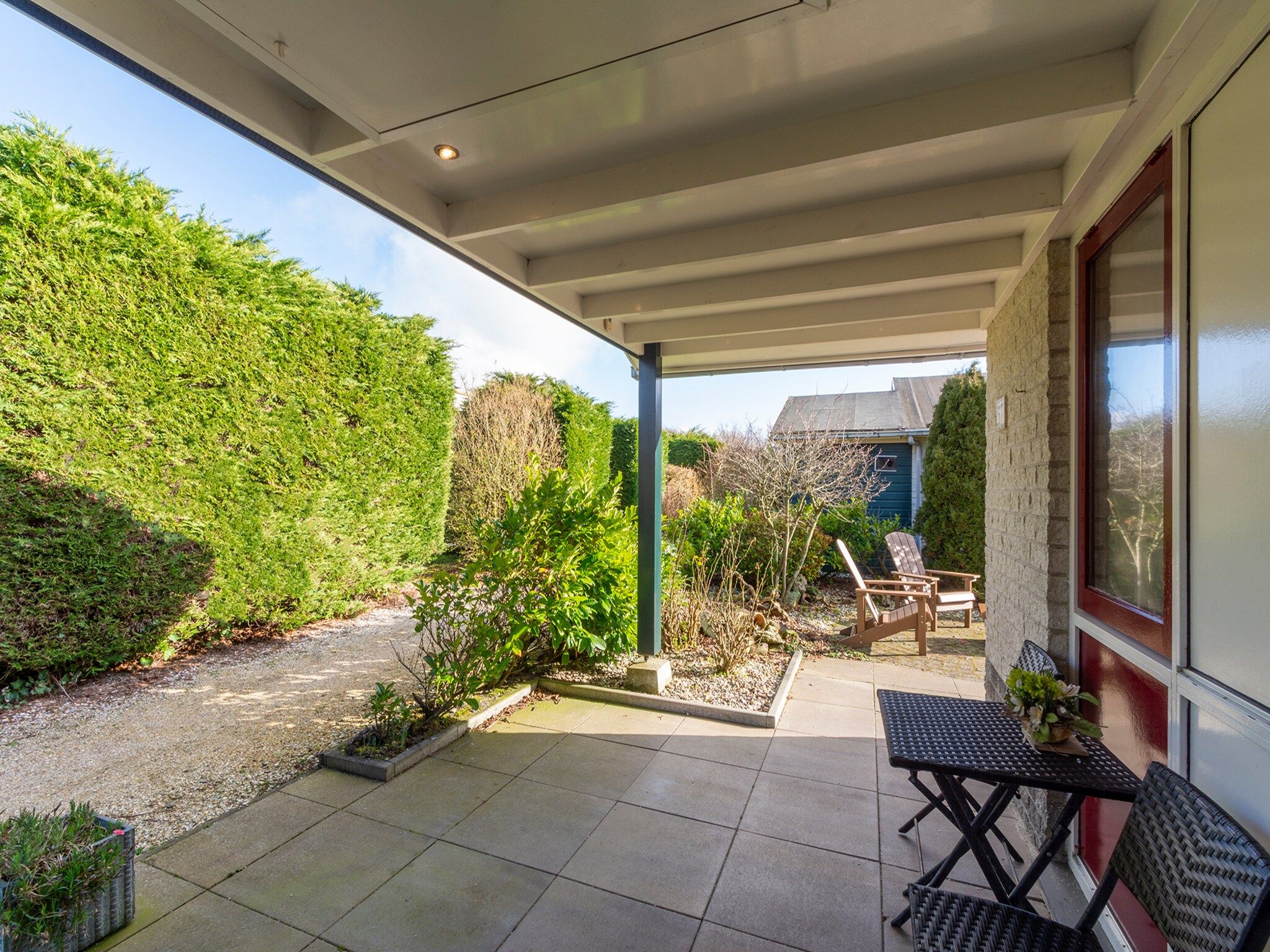 Het terras van Watersnip 57 "Huis Skuumkoppe" in Petten