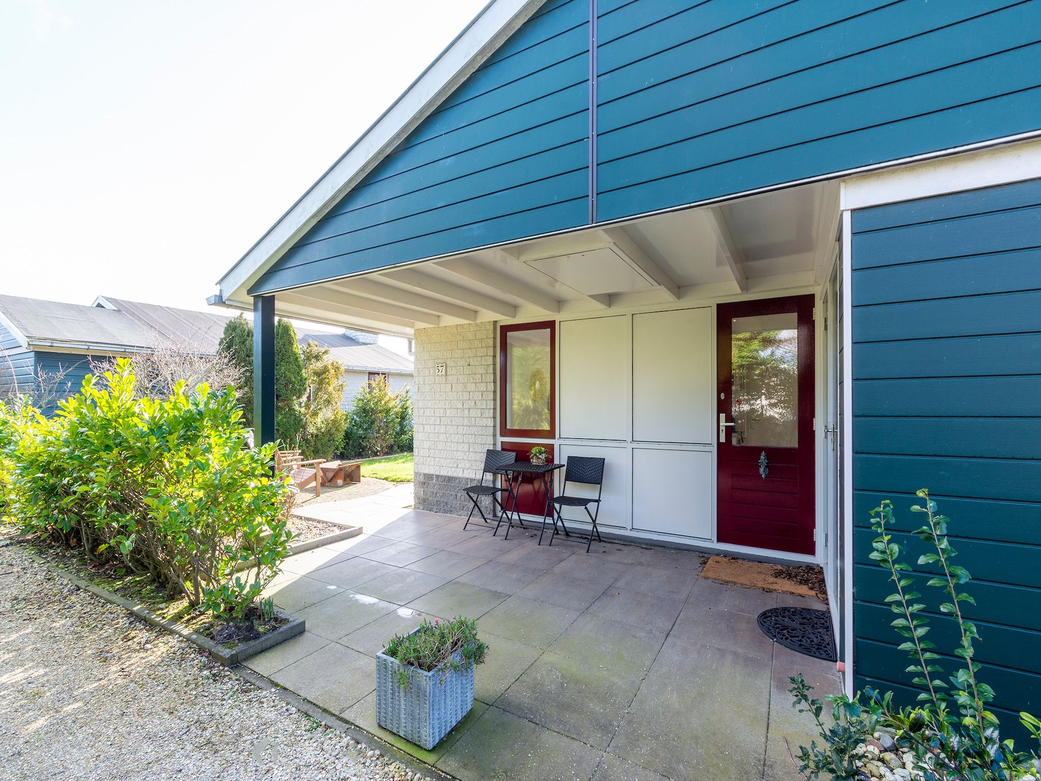 Het terras van Watersnip 57 "Huis Skuumkoppe" in Petten