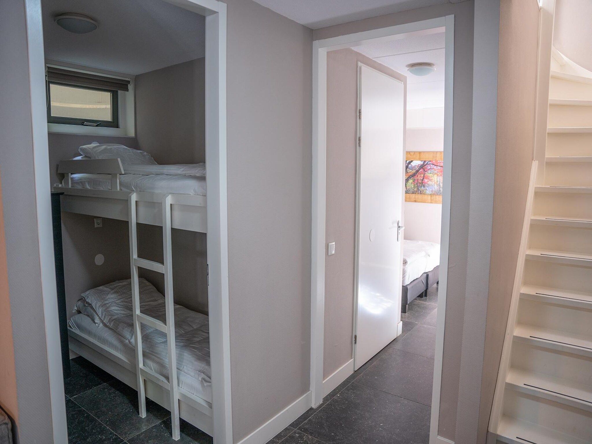 Een slaapkamer van Vlindervallei Boshuis 16p in Ermelo