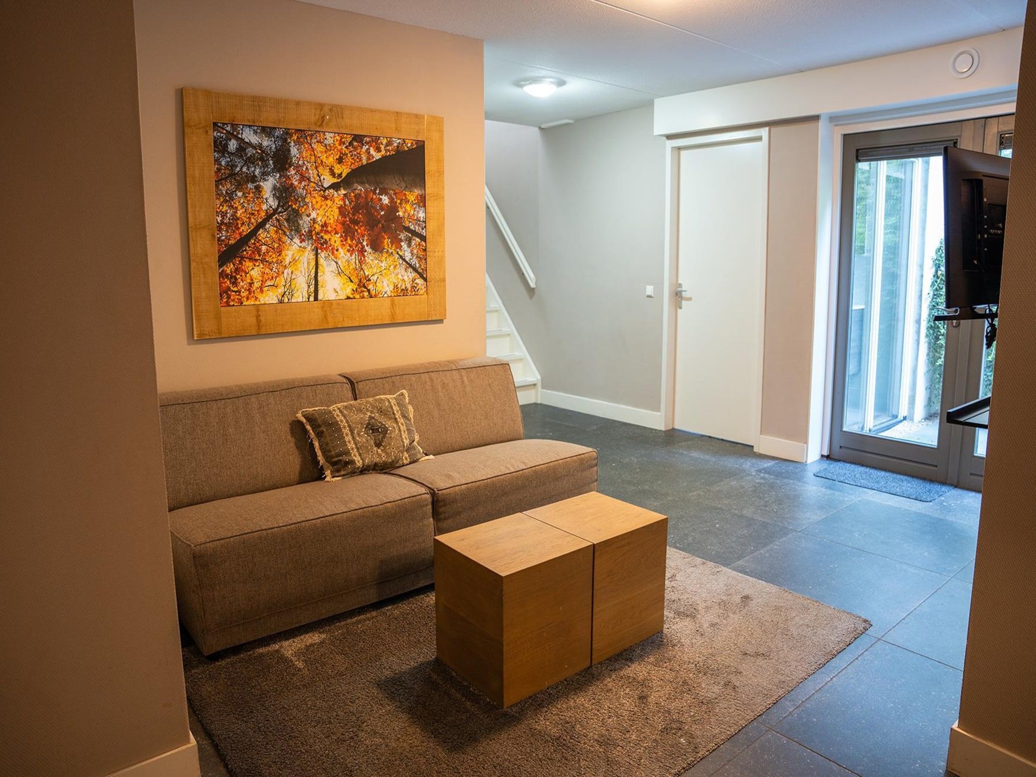 De woonkamer van Vlindervallei Boshuis 16p in Ermelo