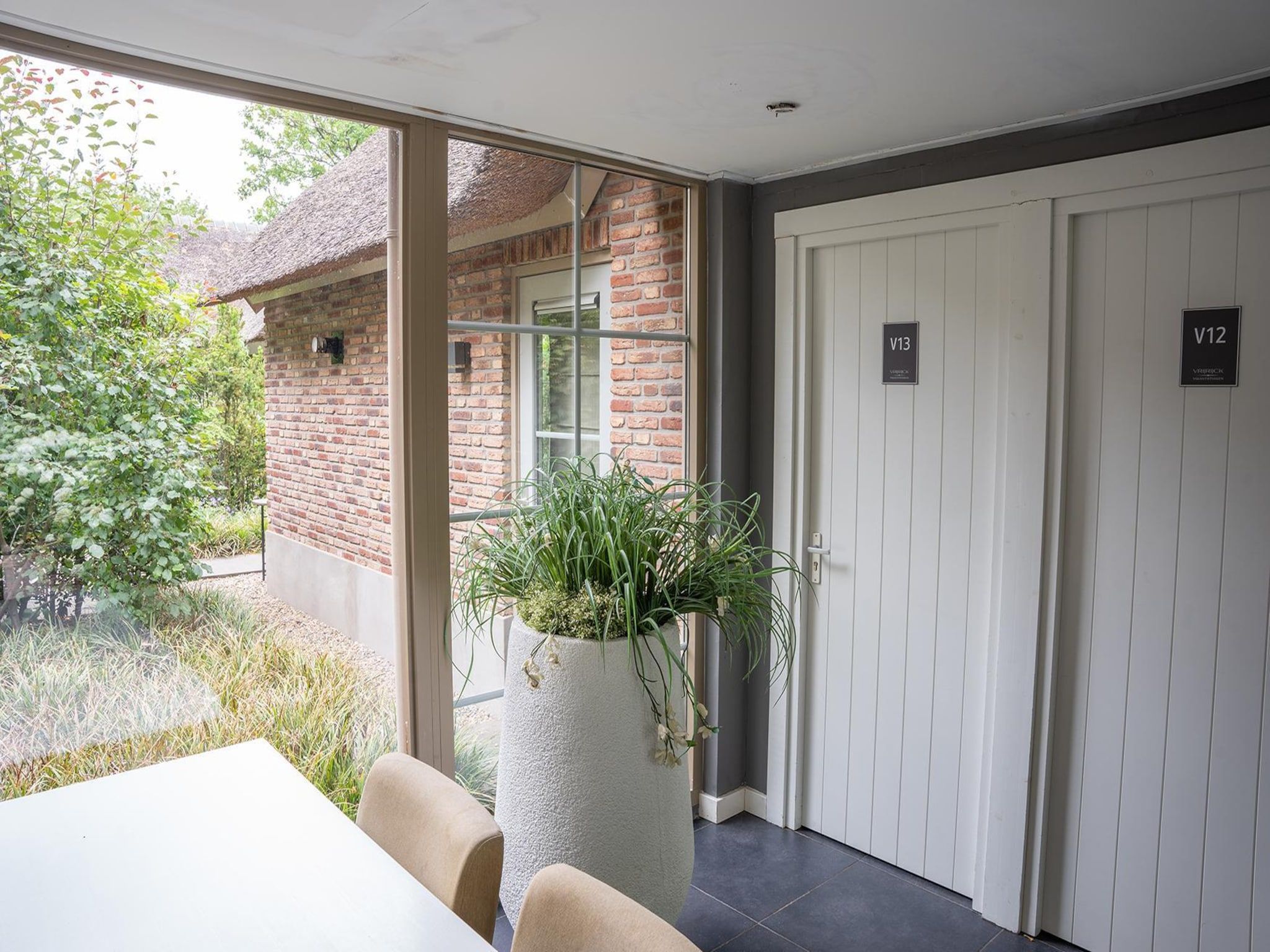 Het terras van Vlindervallei Studio 2p in Ermelo