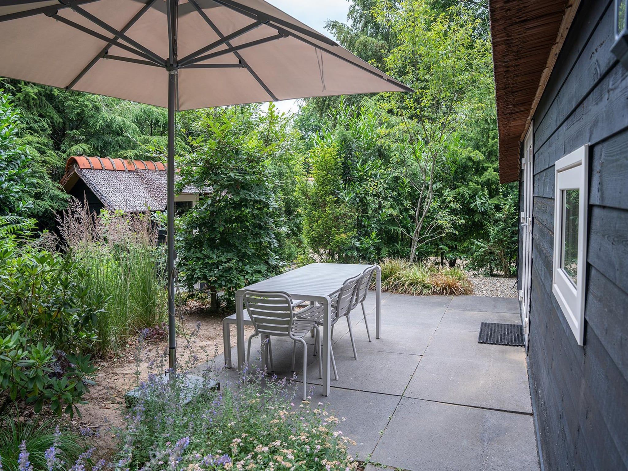 Het terras van Heivlinder Comfort 4+2p in Ermelo