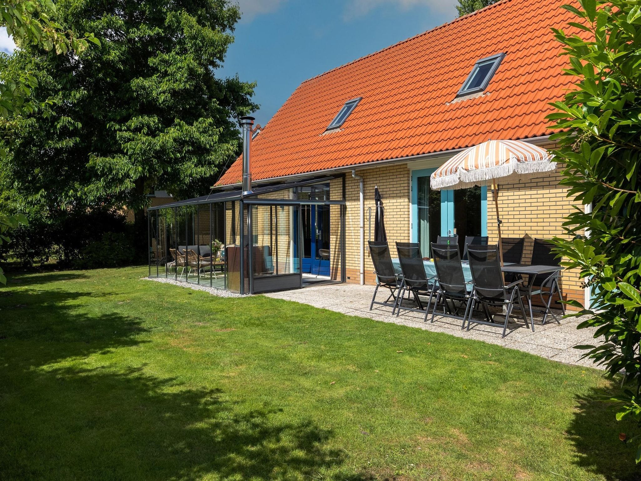 Het terras van Alkmaar 12 in Andijk