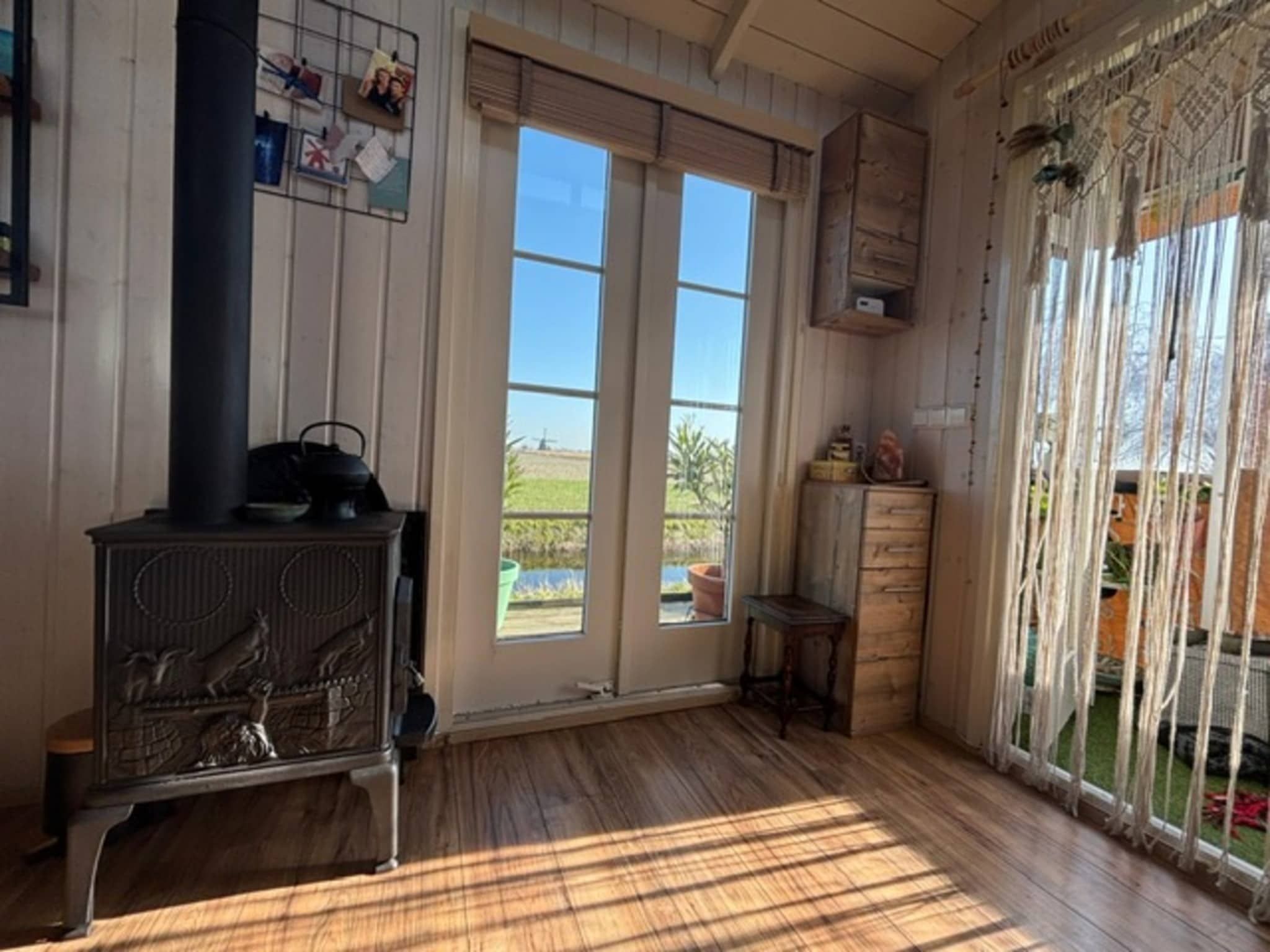 De woonkamer van Era Nova in 't Zand