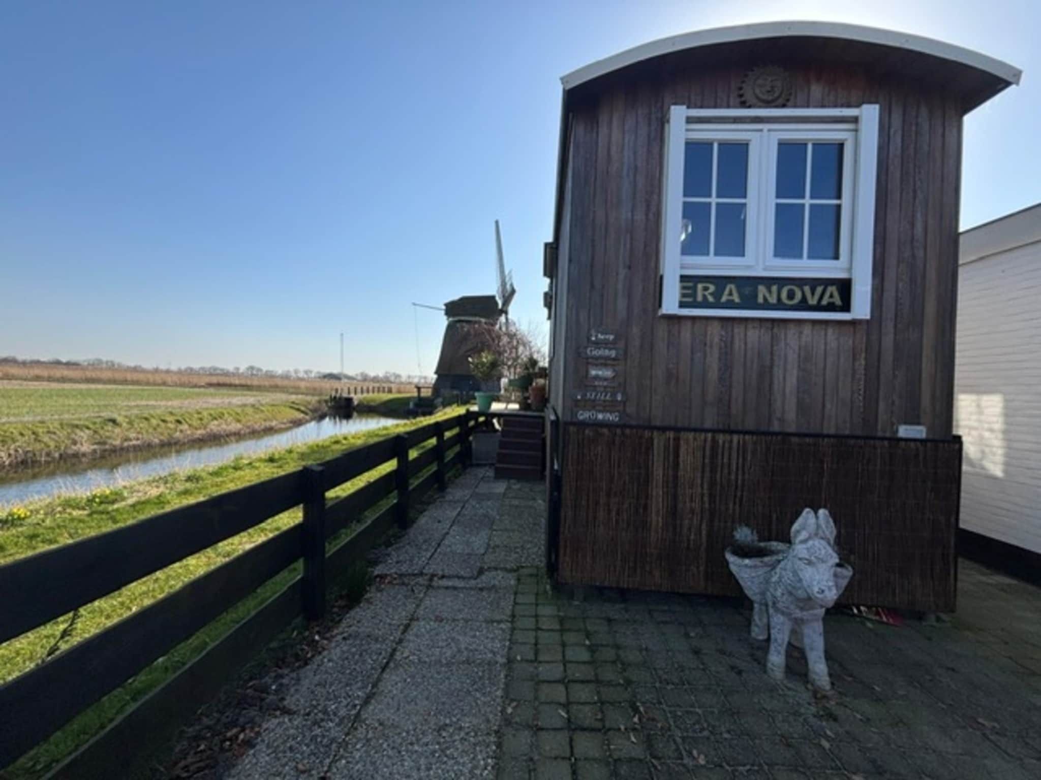 De buitenkant van Era Nova in 't Zand