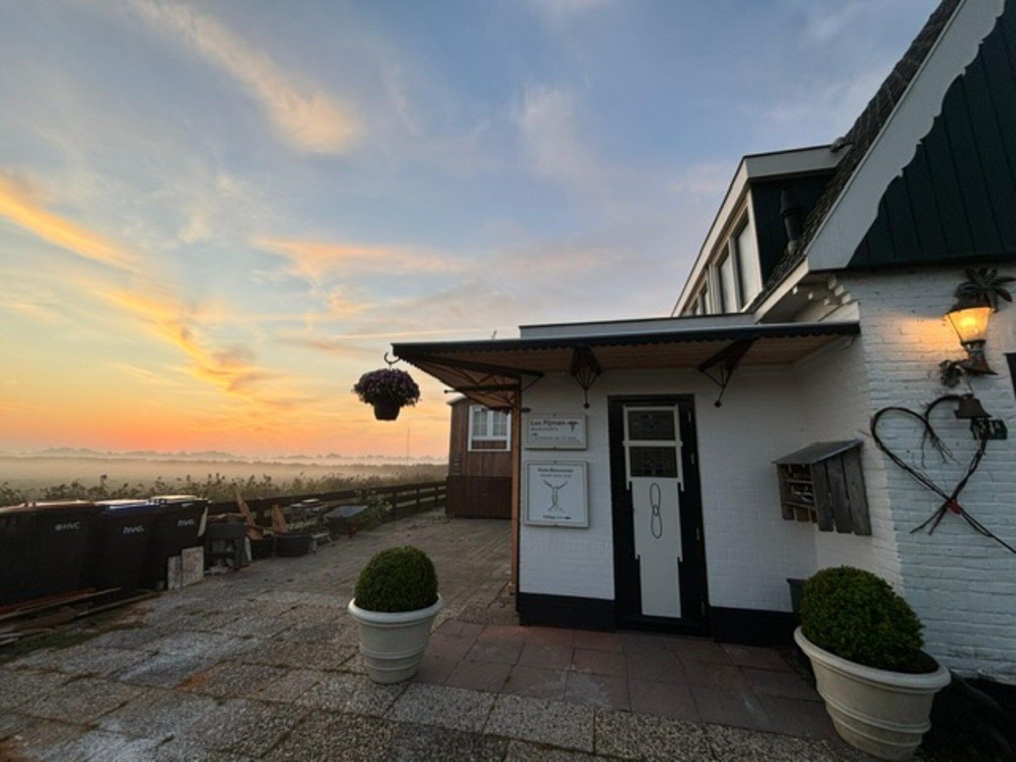 De buitenkant van Era Nova in 't Zand