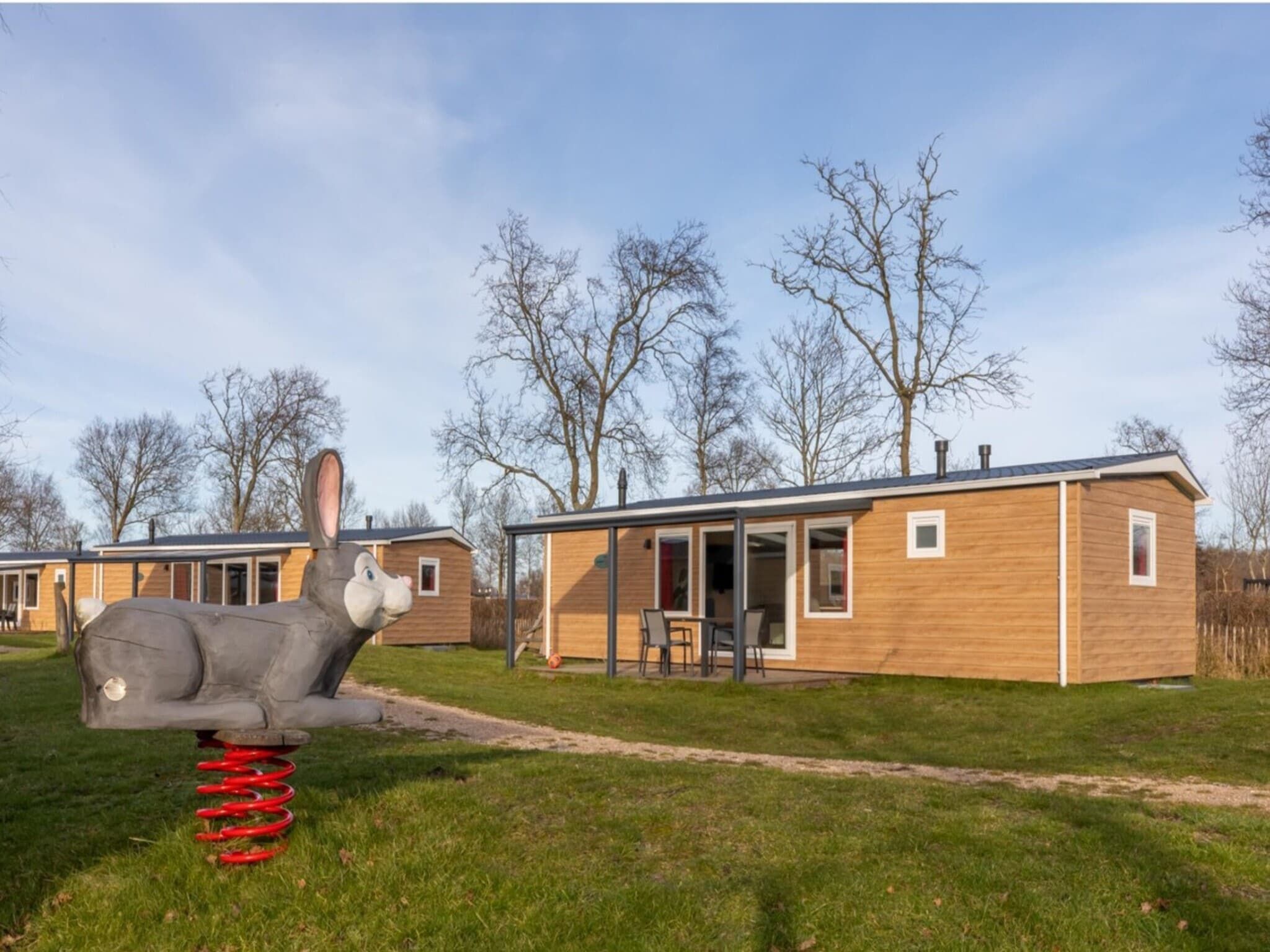 De buitenkant van Chalet - Camping de Duinhoeve 'Bosdier' in Burgh-Haamstede