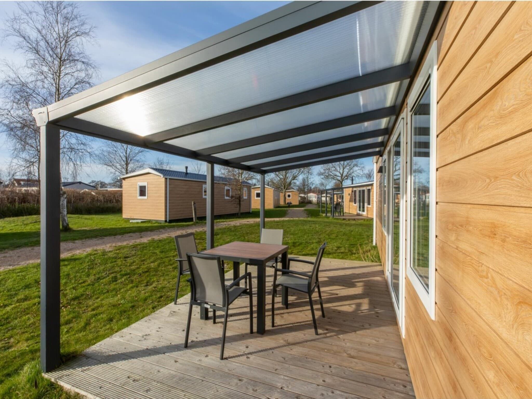 Het terras van Chalet - Camping de Duinhoeve 'Bosdier' in Burgh-Haamstede