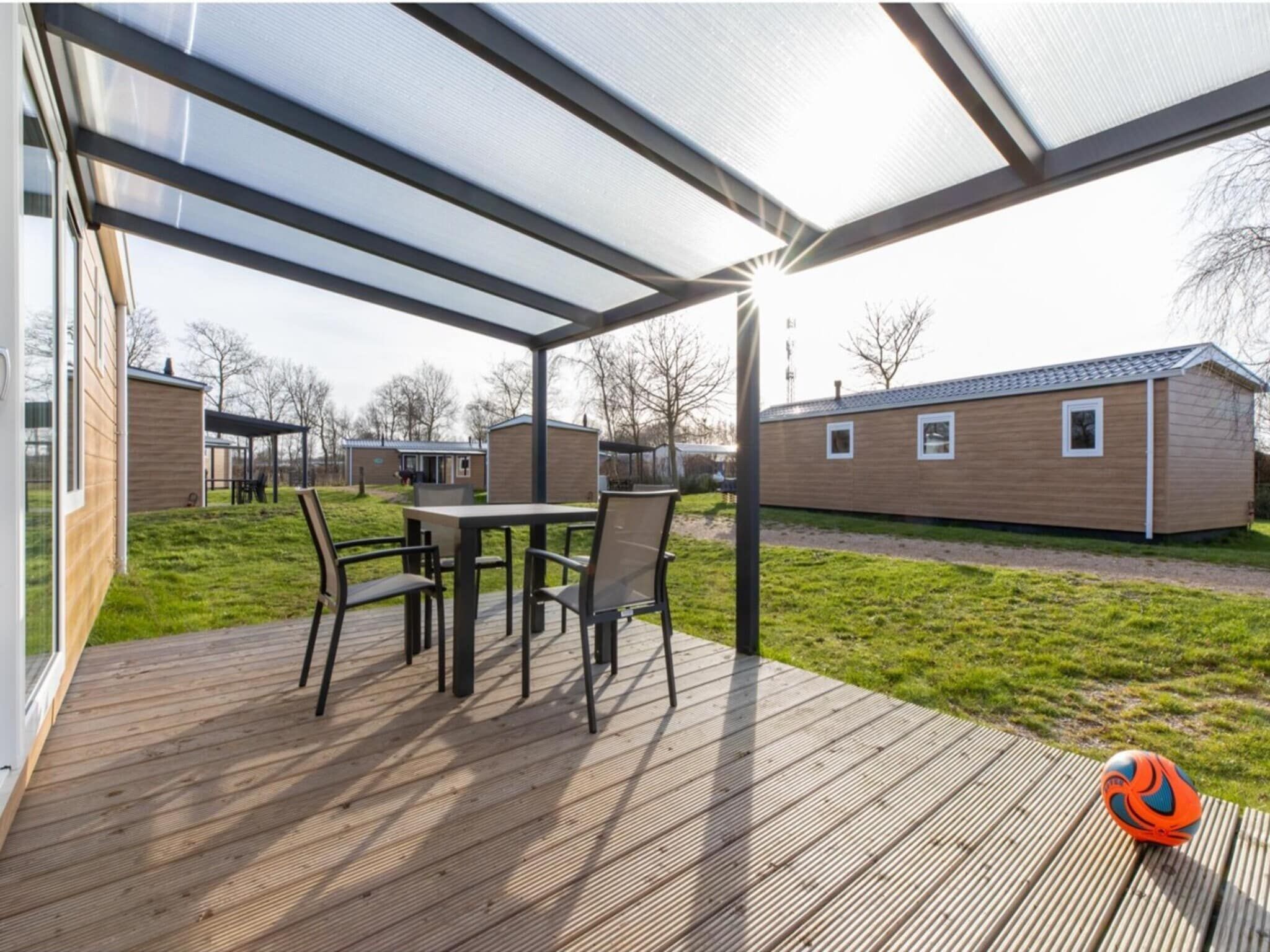 Het terras van Chalet - Camping de Duinhoeve 'Bosdier' in Burgh-Haamstede