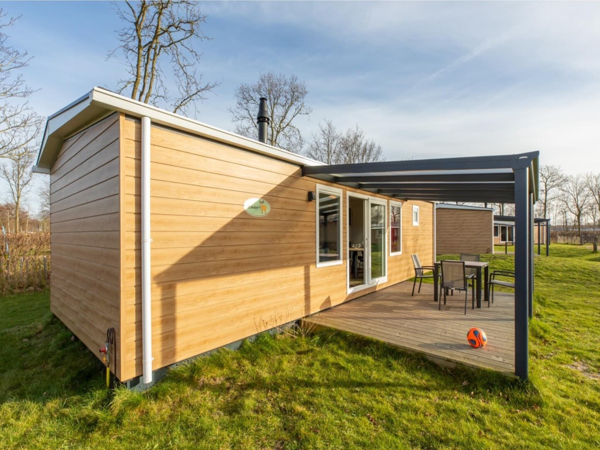 De buitenkant van Chalet - Camping de Duinhoeve 'Bosdier' in Burgh-Haamstede