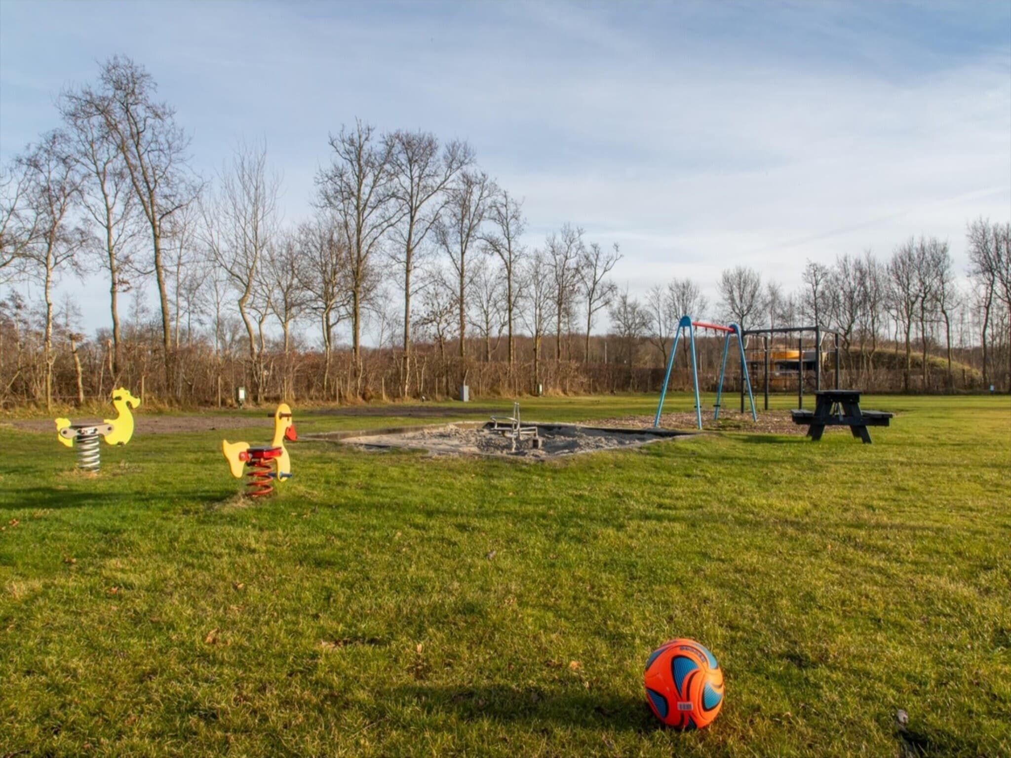 De tuin van Chalet - Camping de Duinhoeve 'Bosdier' in Burgh-Haamstede