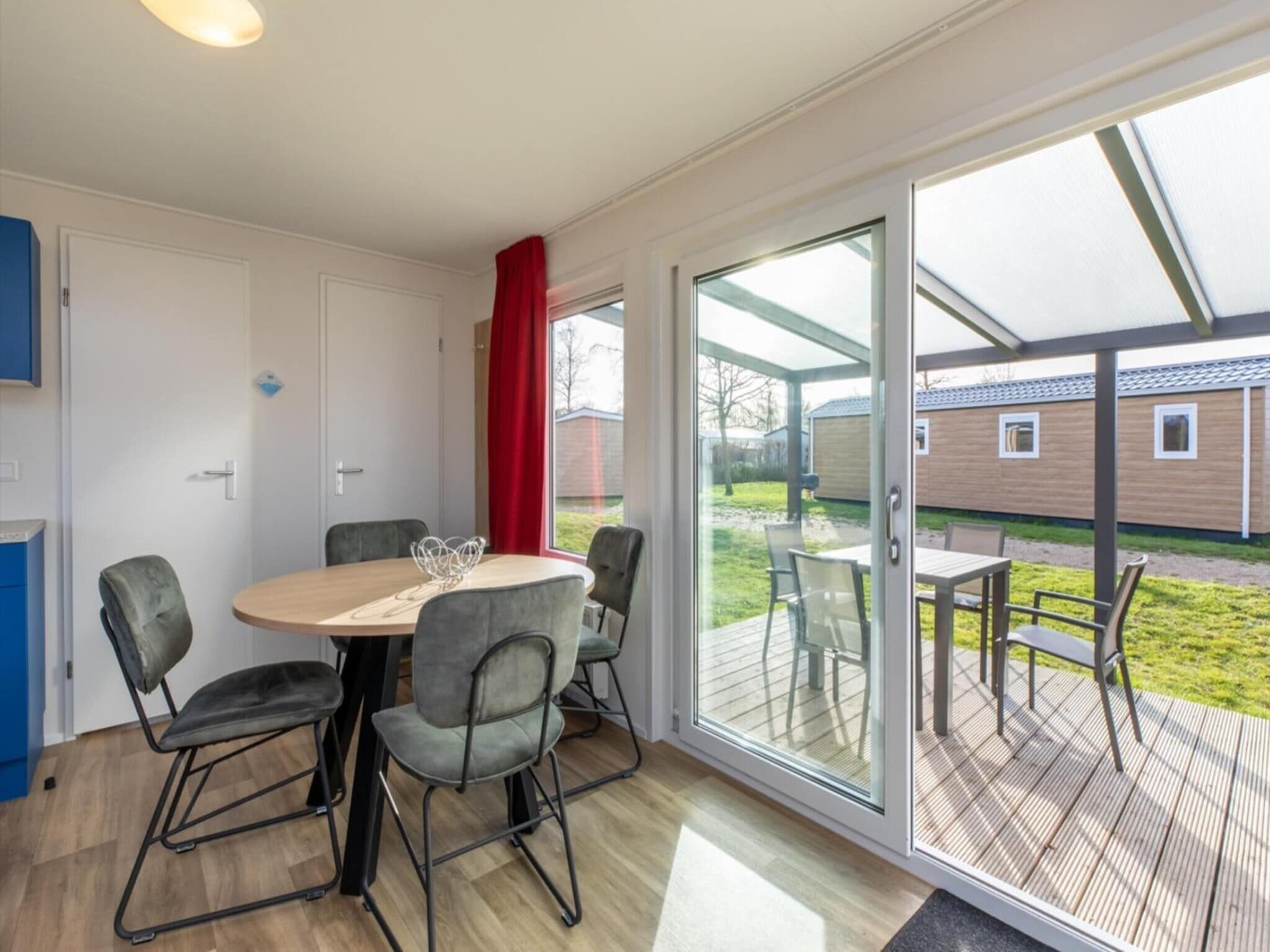 De eetkamer van Chalet - Camping de Duinhoeve 'Bosdier' in Burgh-Haamstede