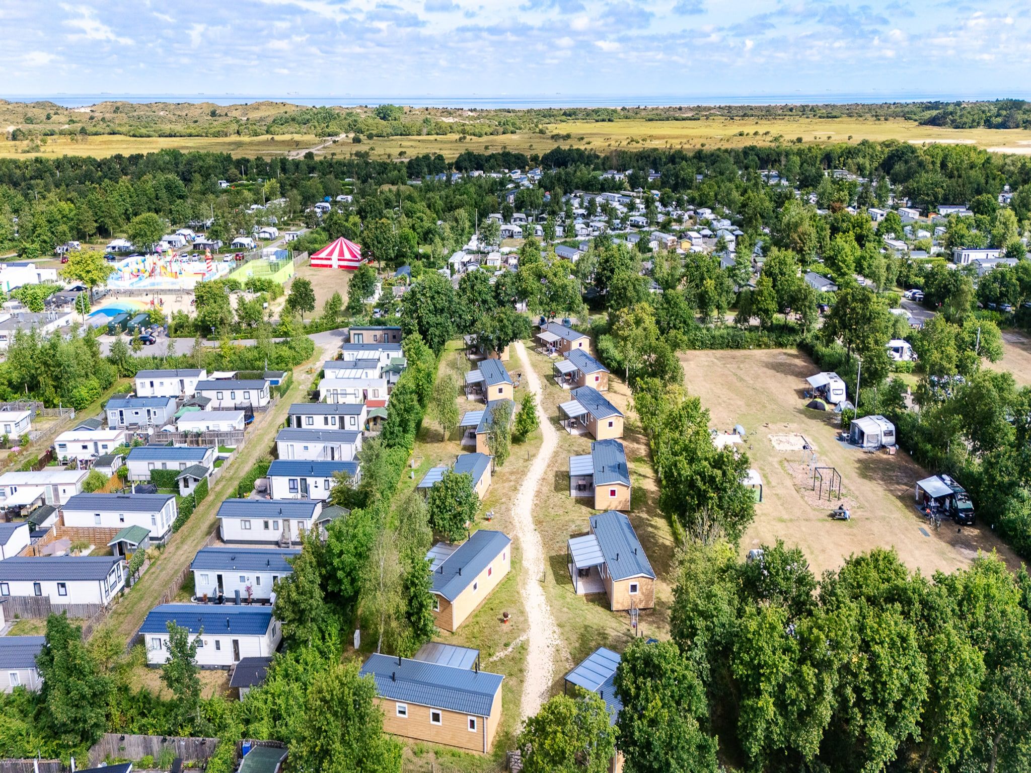 De buitenkant van Chalet - Camping de Duinhoeve 'Bosdier' in Burgh-Haamstede