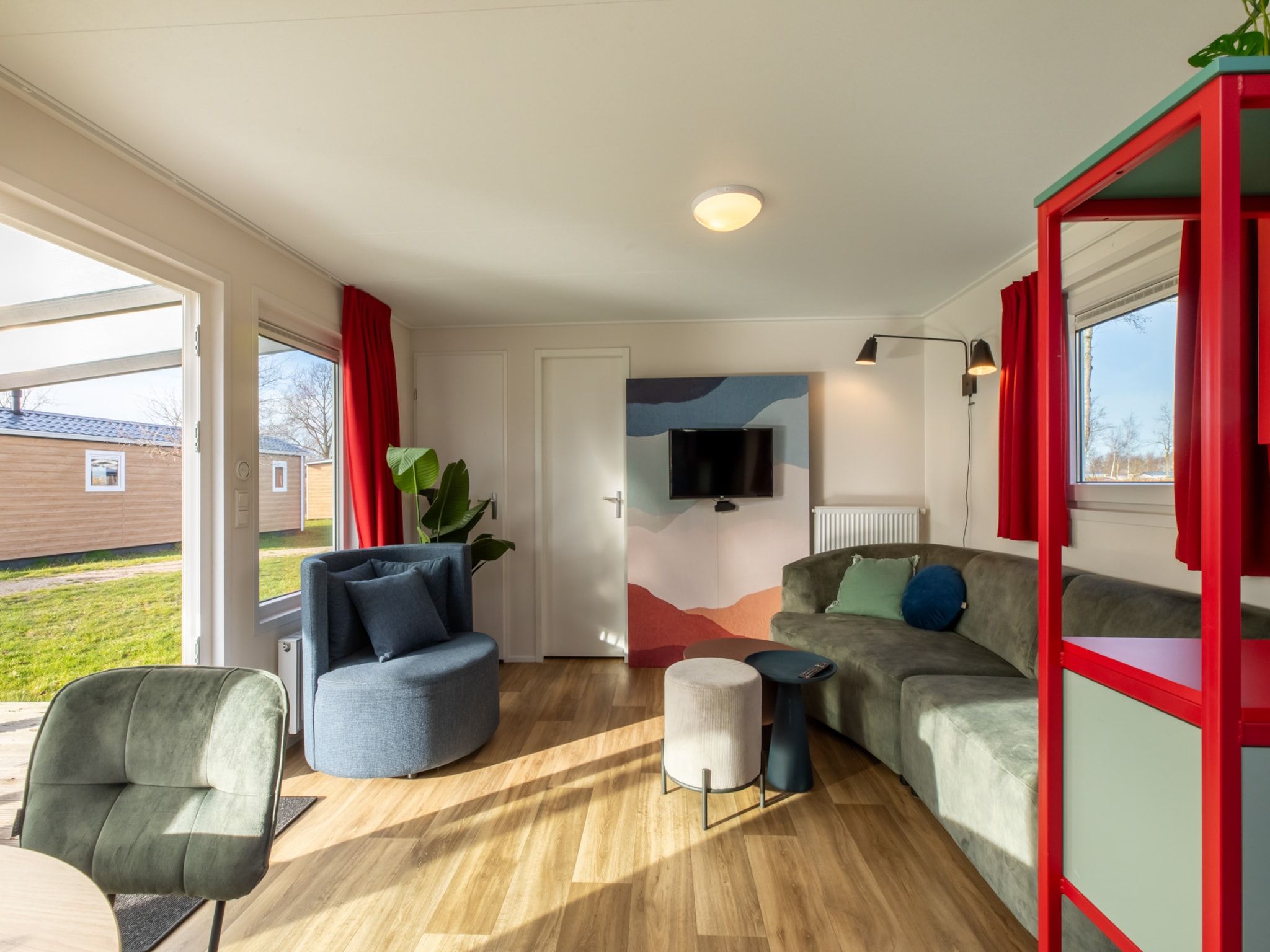 Het terras van Chalet - Camping de Duinhoeve 'Bosdier' in Burgh-Haamstede