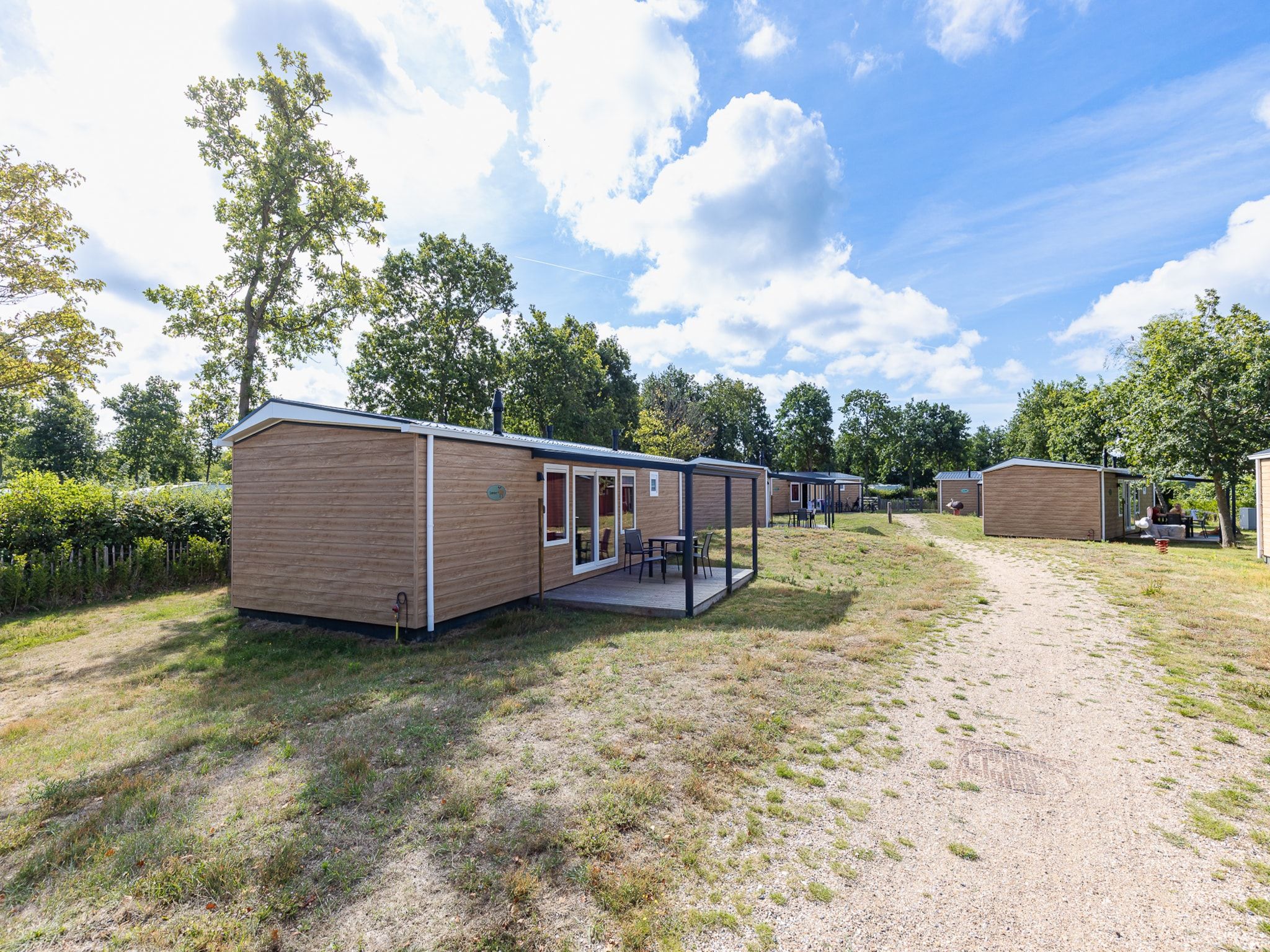 De buitenkant van Chalet - Camping de Duinhoeve 'Bosdier' in Burgh-Haamstede