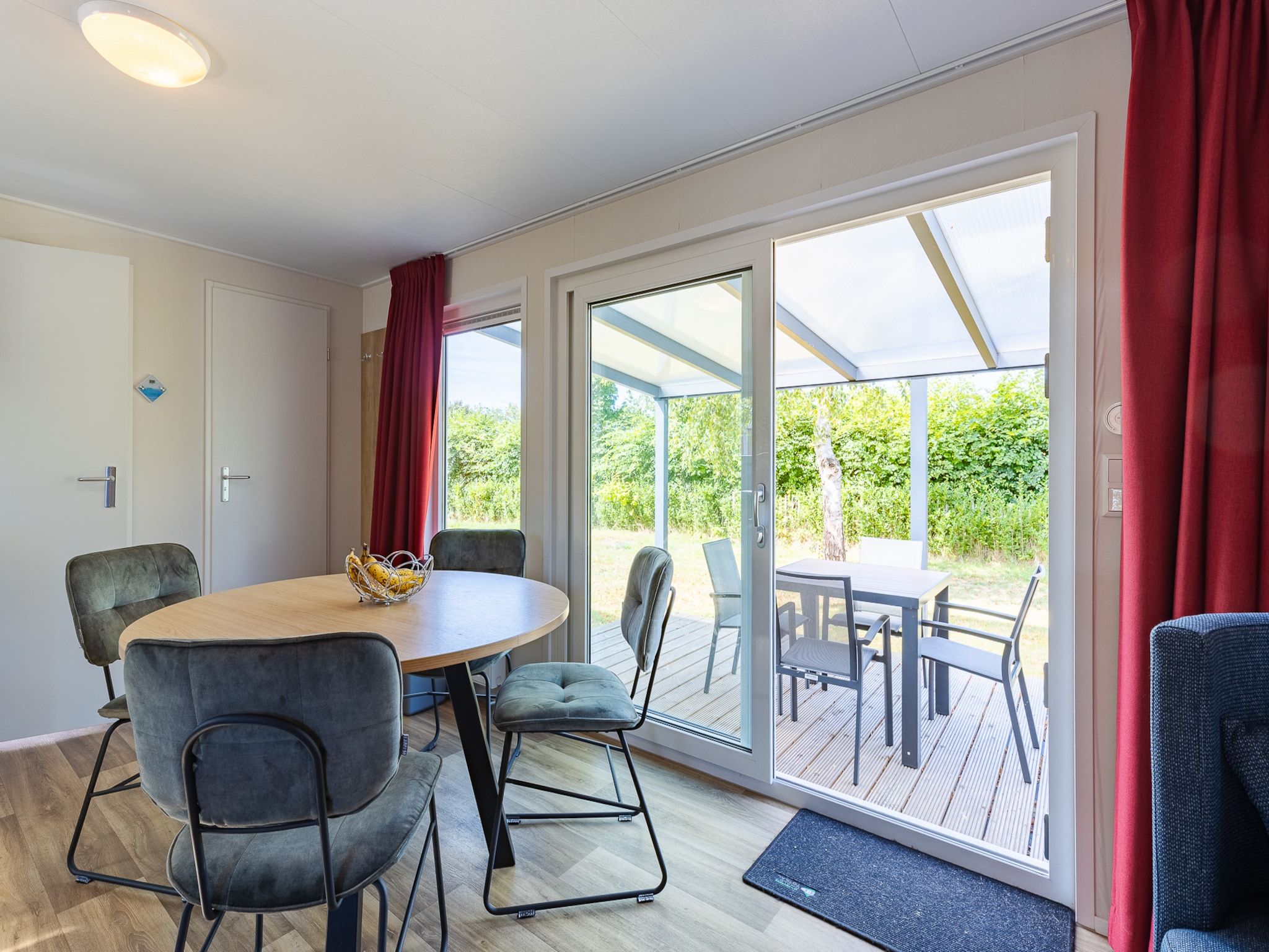 De eetkamer van Chalet - Camping de Duinhoeve 'Bosdier' in Burgh-Haamstede