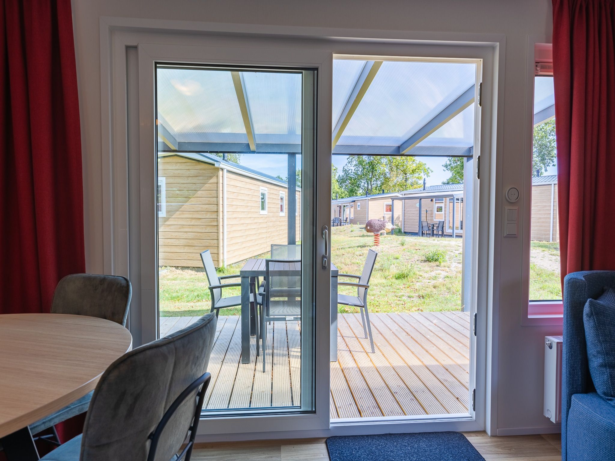 Het terras van Chalet - Camping de Duinhoeve 'Bosdier' in Burgh-Haamstede