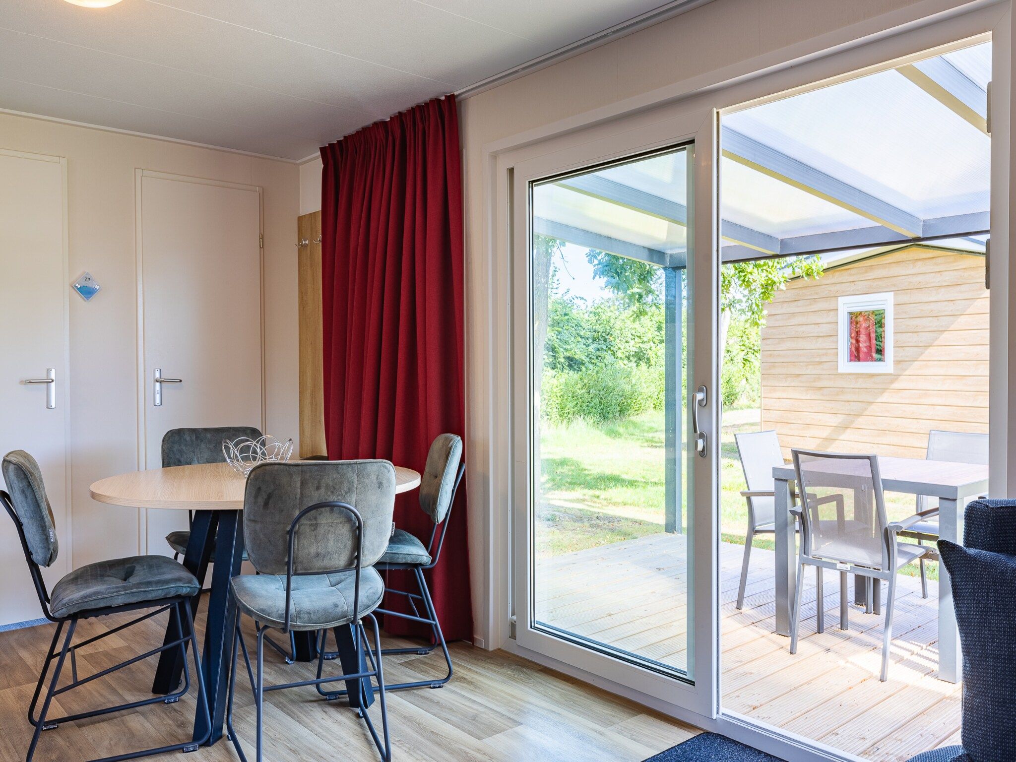 De eetkamer van Chalet - Camping de Duinhoeve 'Bosdier' in Burgh-Haamstede