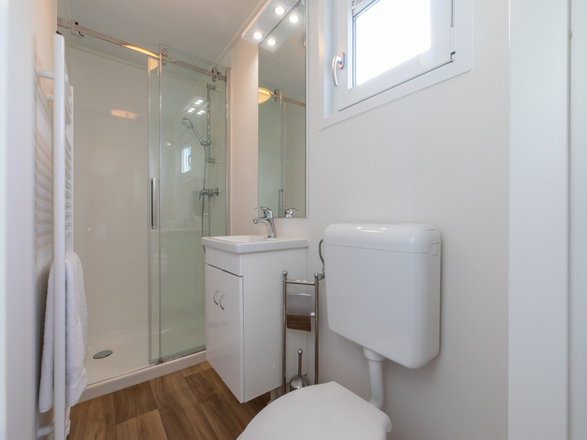 De badkamer van Chalet - Camping de Duinhoeve 'Bosdier' in Burgh-Haamstede