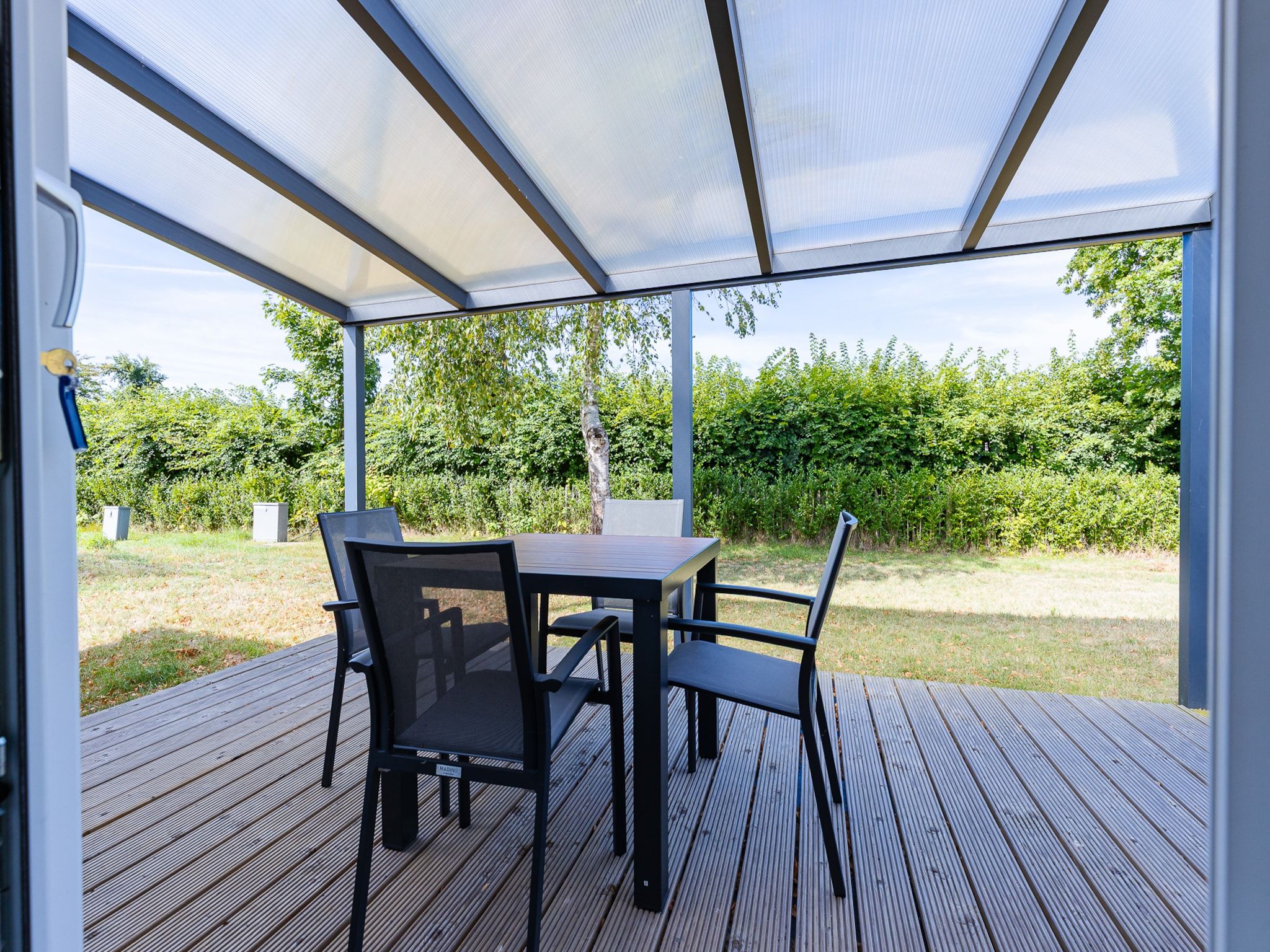 Het terras van Chalet - Camping de Duinhoeve 'Bosdier' in Burgh-Haamstede