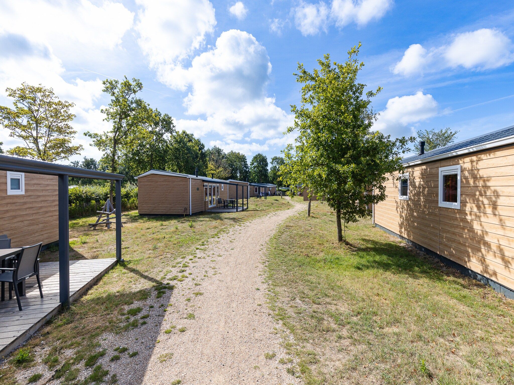 De tuin van Chalet - Camping de Duinhoeve 'Bosdier' in Burgh-Haamstede