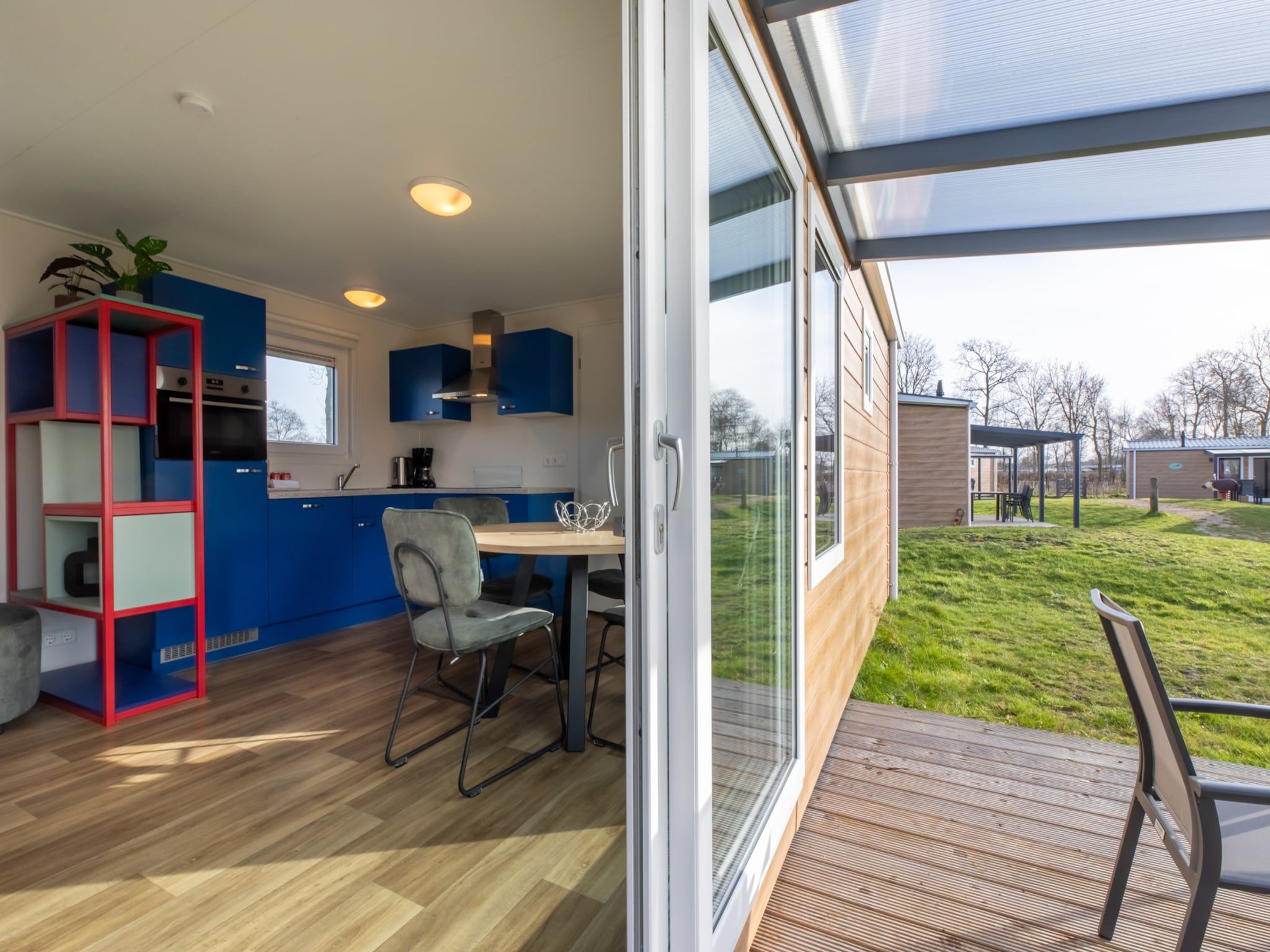 De keuken van Chalet - Camping de Duinhoeve 'Bosdier' in Burgh-Haamstede