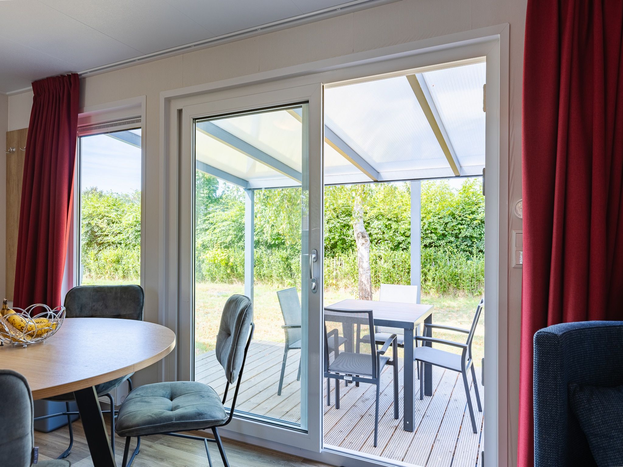 De eetkamer van Chalet - Camping de Duinhoeve 'Bosdier' in Burgh-Haamstede