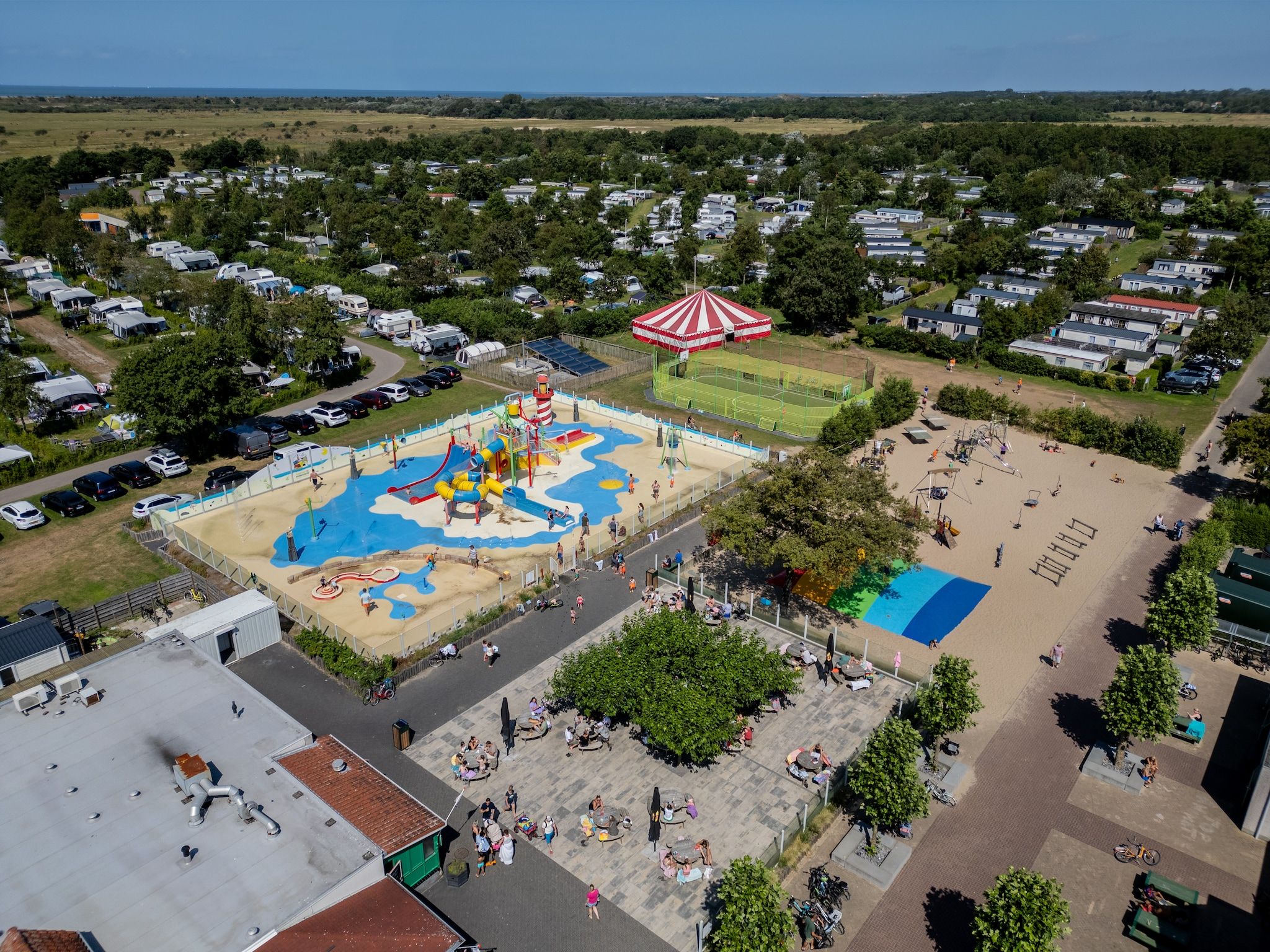 De buitenkant van Chalet - Camping de Duinhoeve 'Bosdier' in Burgh-Haamstede