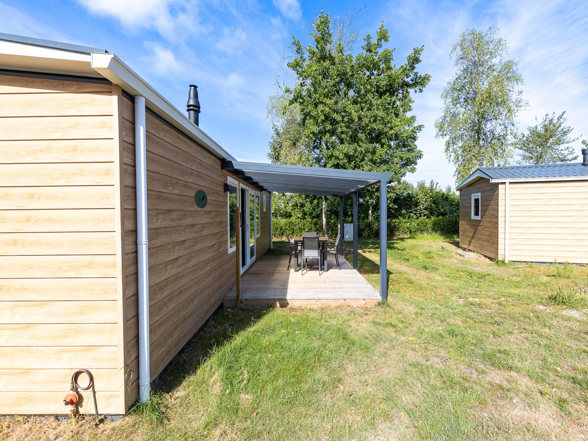 De buitenkant van Chalet - Camping de Duinhoeve 'Bosdier' in Burgh-Haamstede