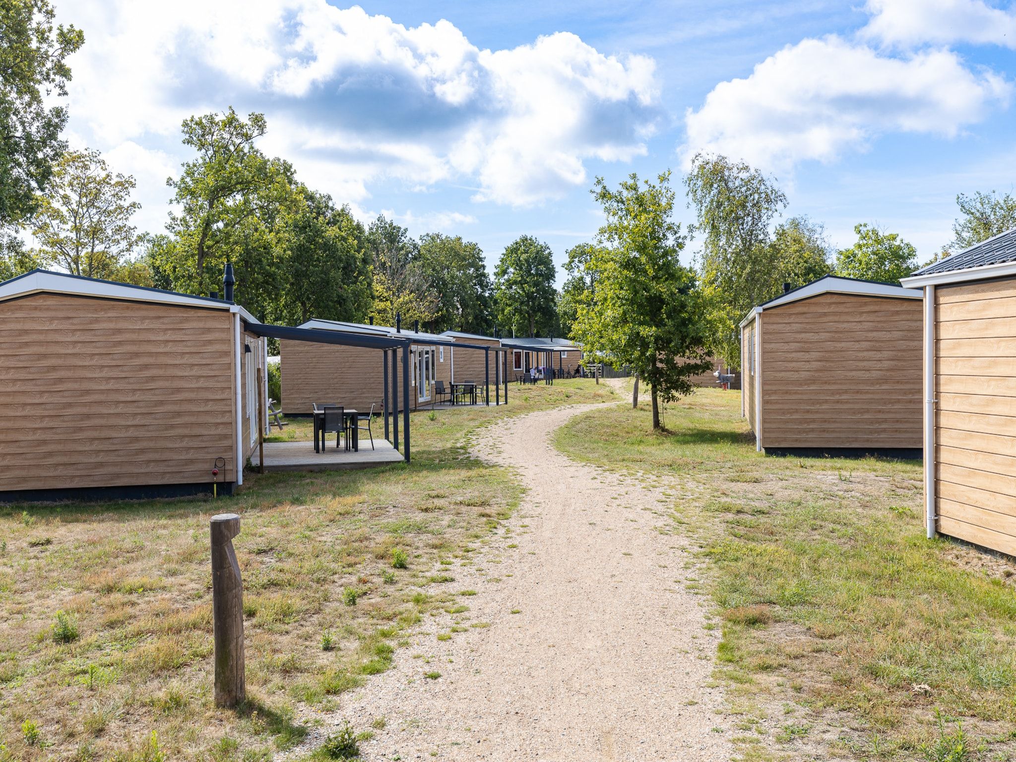 De buitenkant van Chalet - Camping de Duinhoeve 'Bosdier' in Burgh-Haamstede