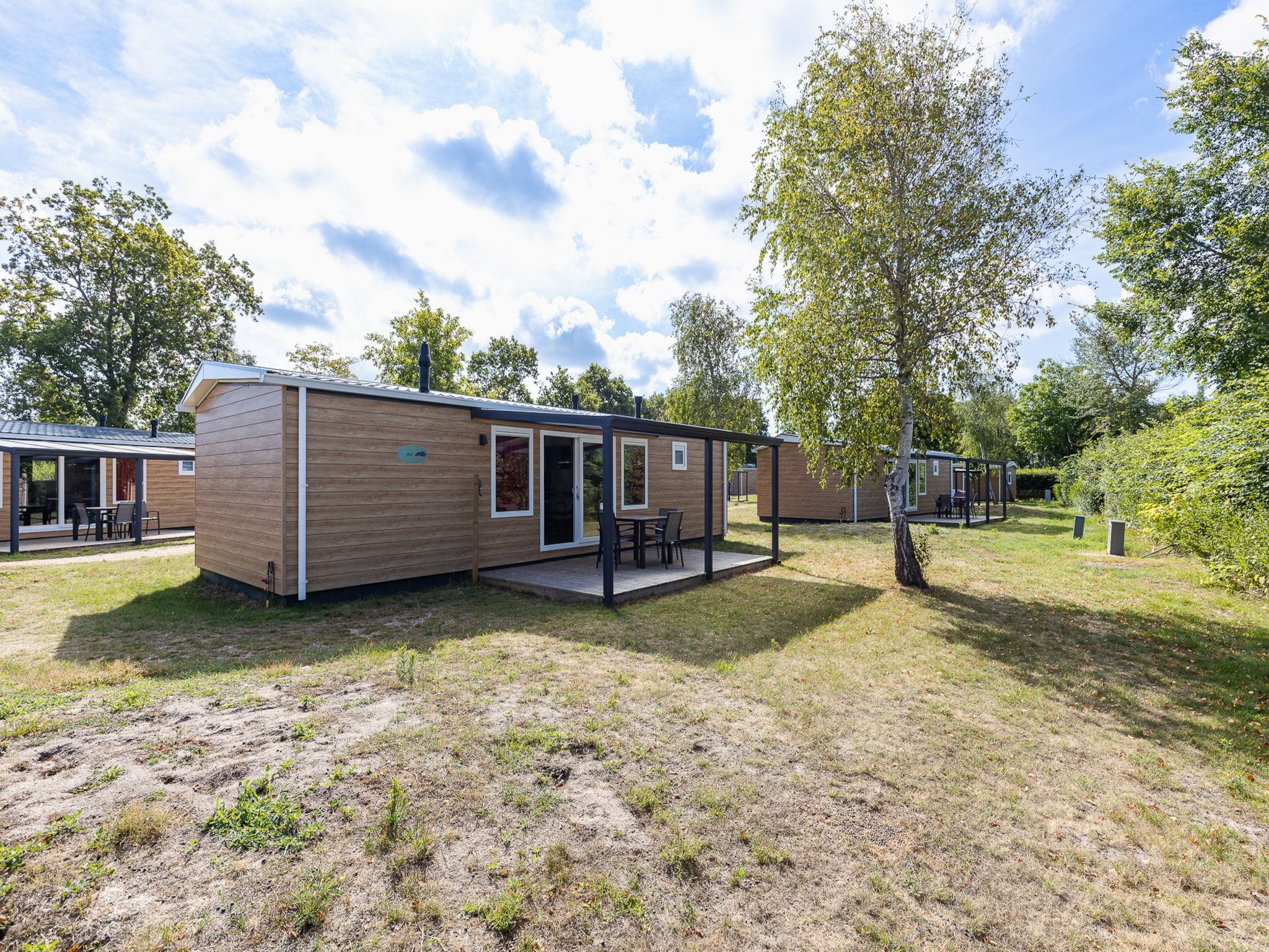 De buitenkant van Chalet - Camping de Duinhoeve 'Bosdier' in Burgh-Haamstede
