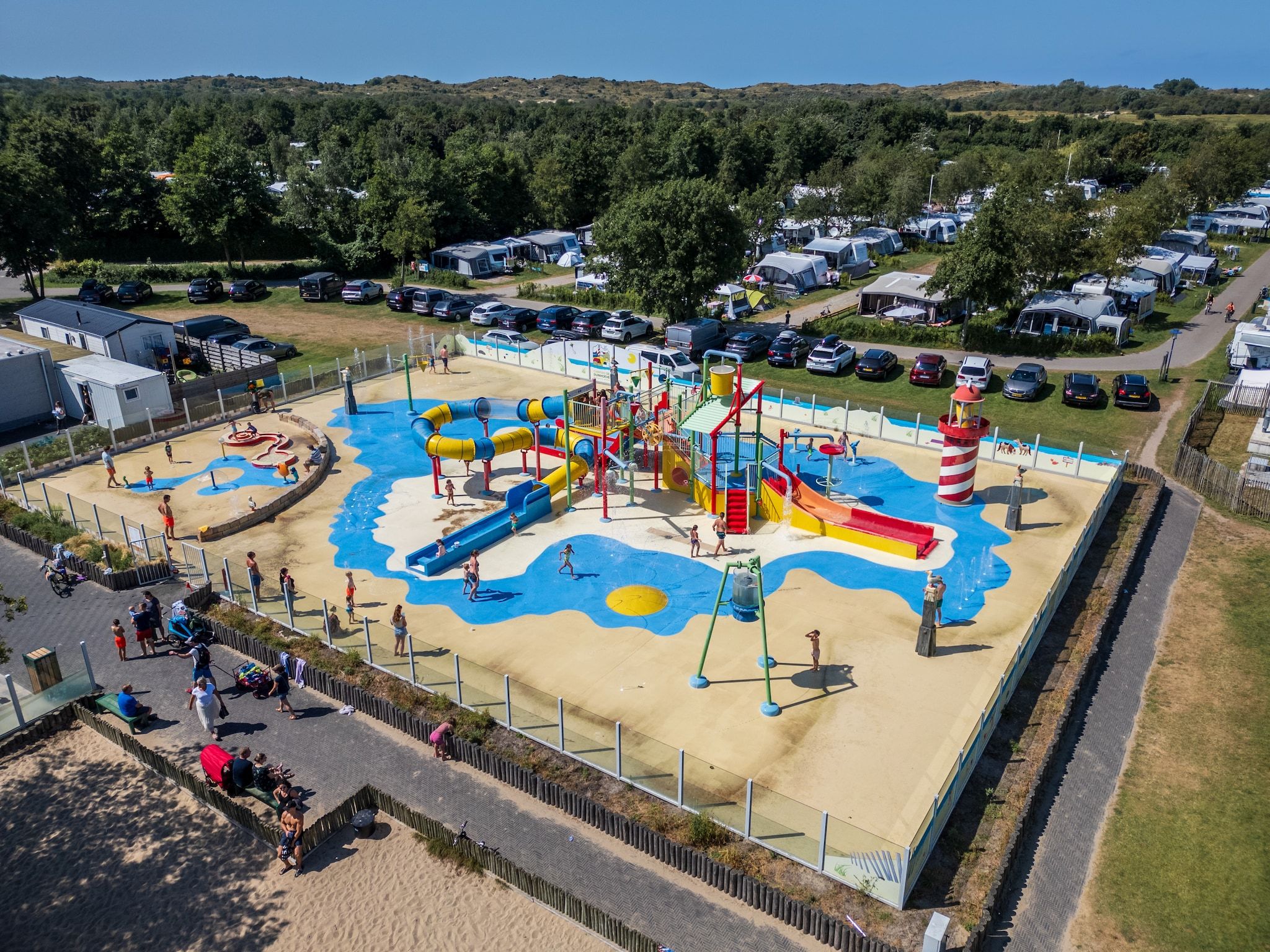 De buitenkant van Chalet - Camping de Duinhoeve 'Bosdier' in Burgh-Haamstede