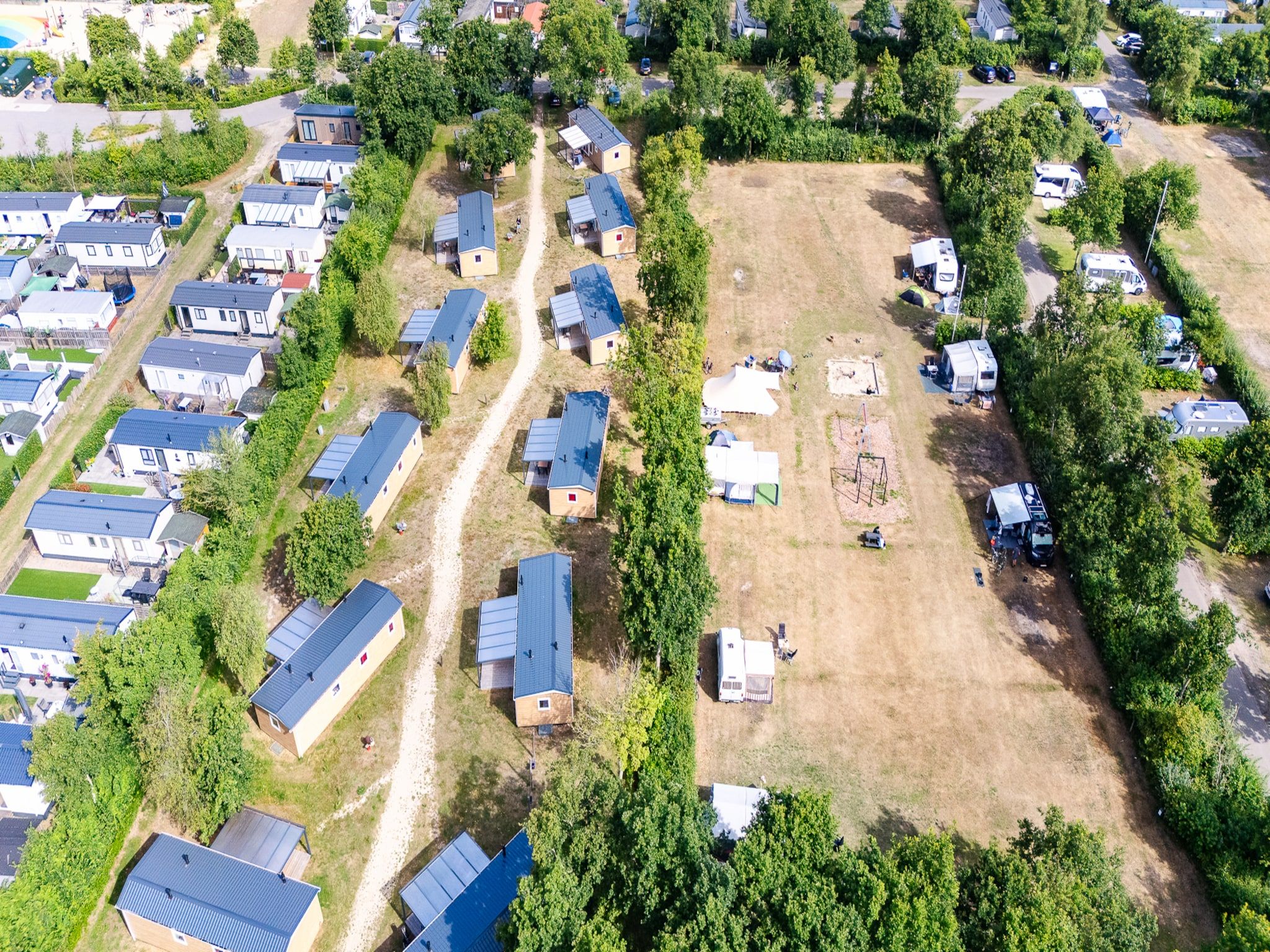 De buitenkant van Chalet - Camping de Duinhoeve 'Bosdier' in Burgh-Haamstede