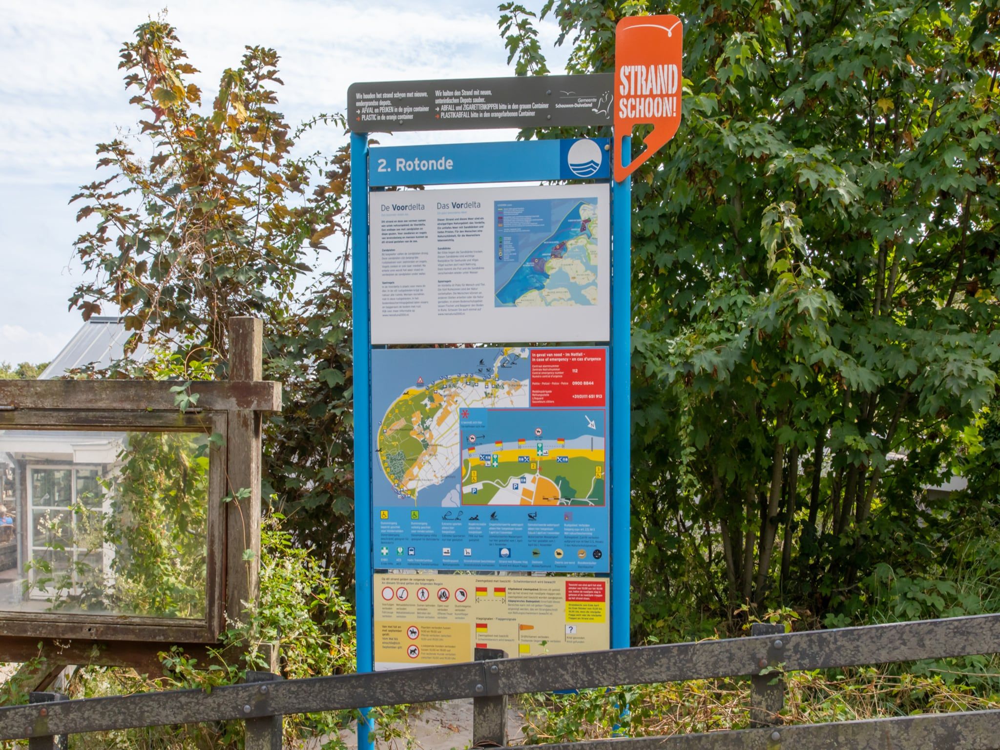 De buitenkant van Chalet - Camping de Duinhoeve 'Bosdier' in Burgh-Haamstede