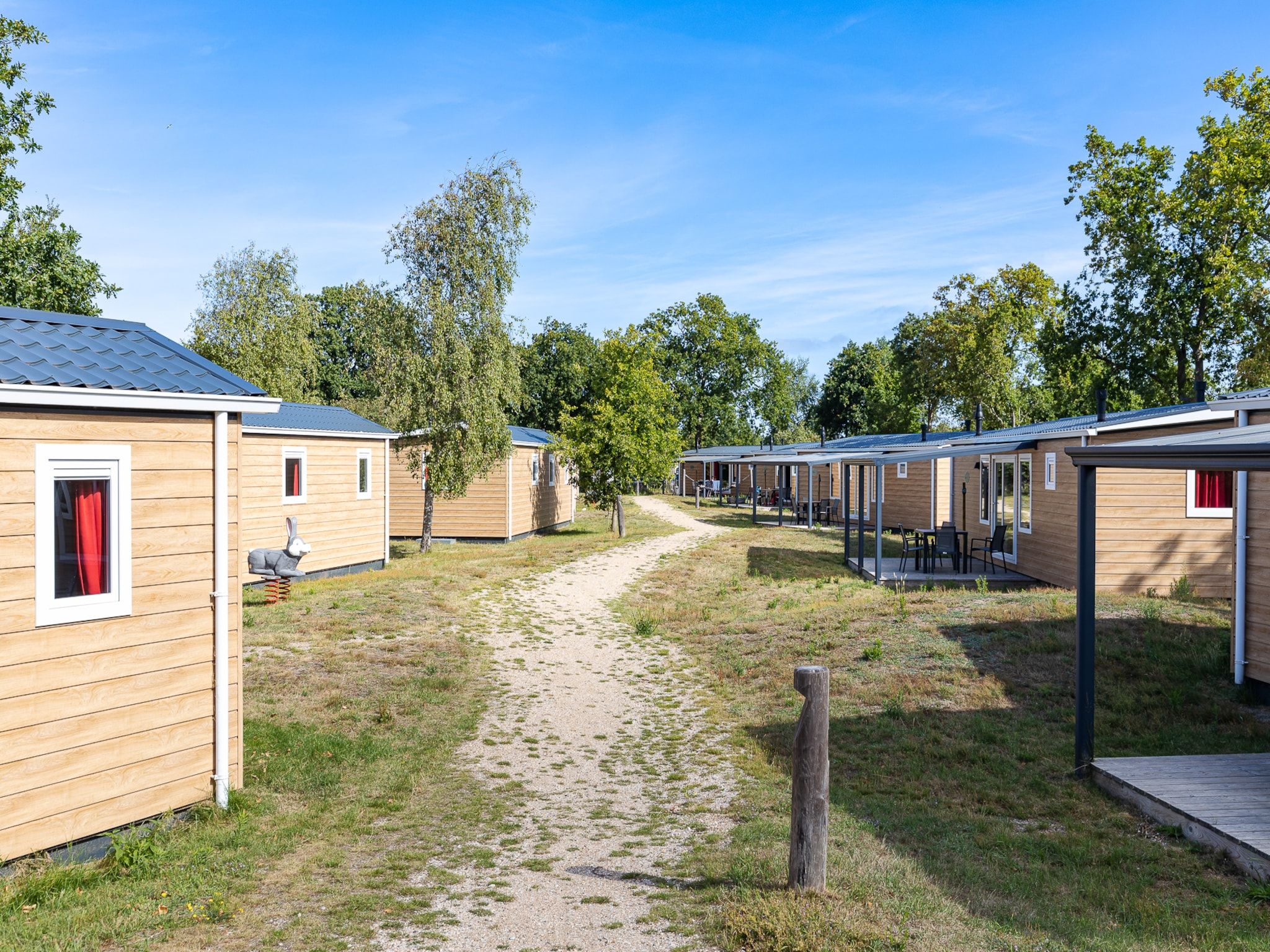 De buitenkant van Chalet - Camping de Duinhoeve 'Bosdier' in Burgh-Haamstede