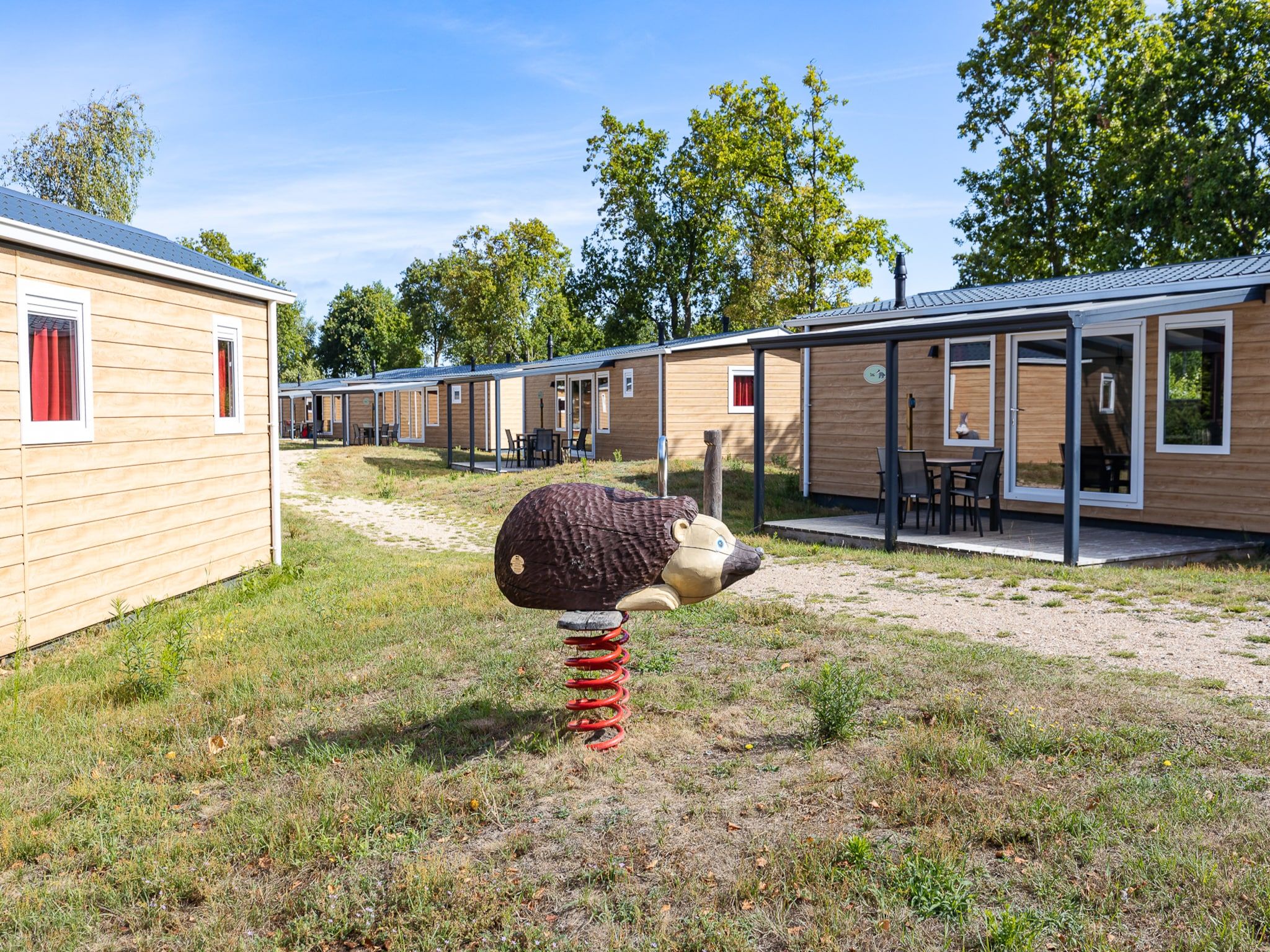 De buitenkant van Chalet - Camping de Duinhoeve 'Bosdier' in Burgh-Haamstede