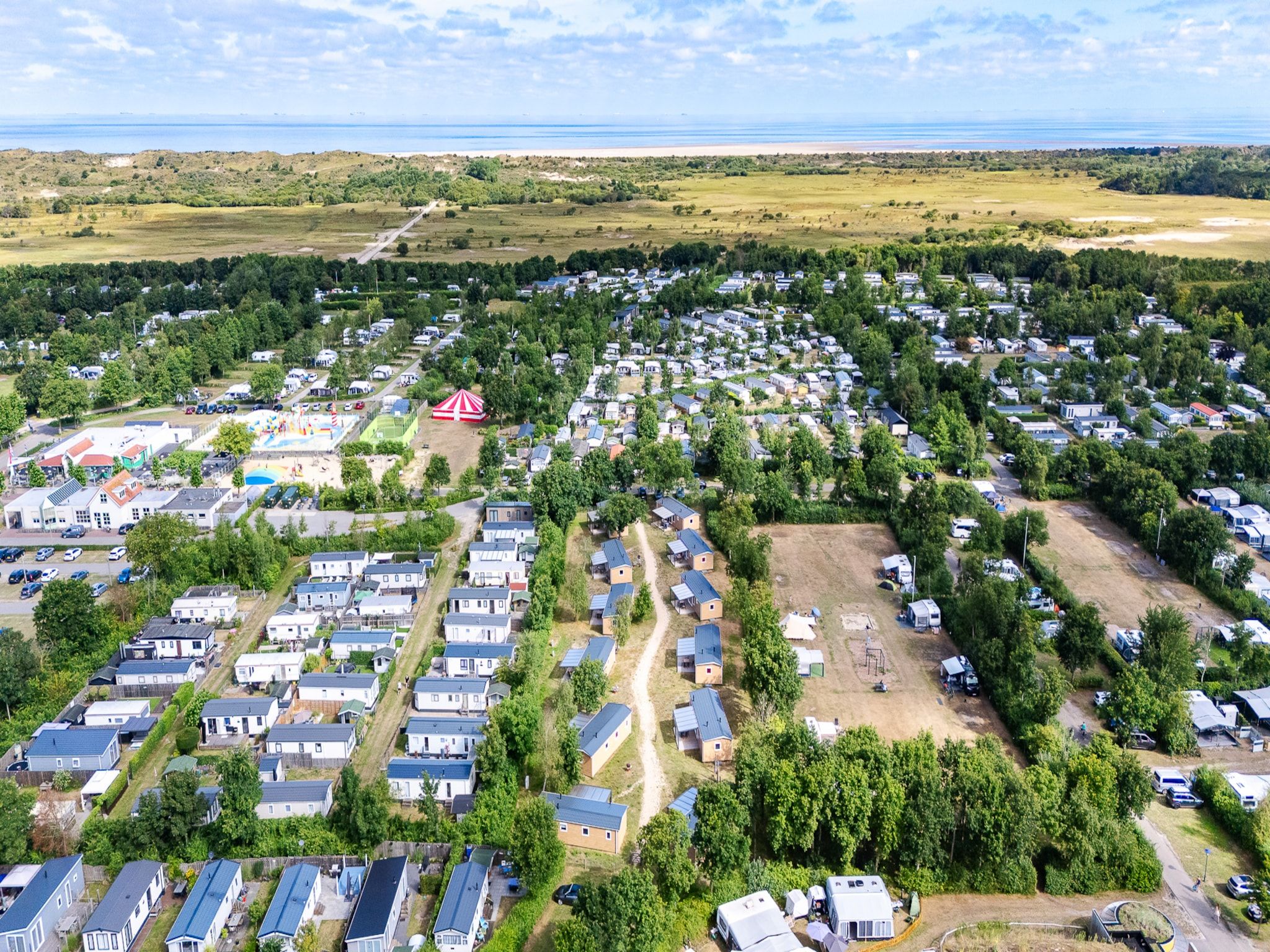 De buitenkant van Chalet - Camping de Duinhoeve 'Bosdier' in Burgh-Haamstede