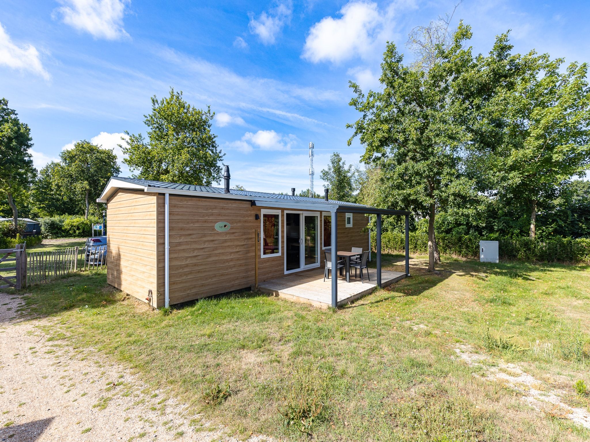 De buitenkant van Chalet - Camping de Duinhoeve 'Bosdier' in Burgh-Haamstede