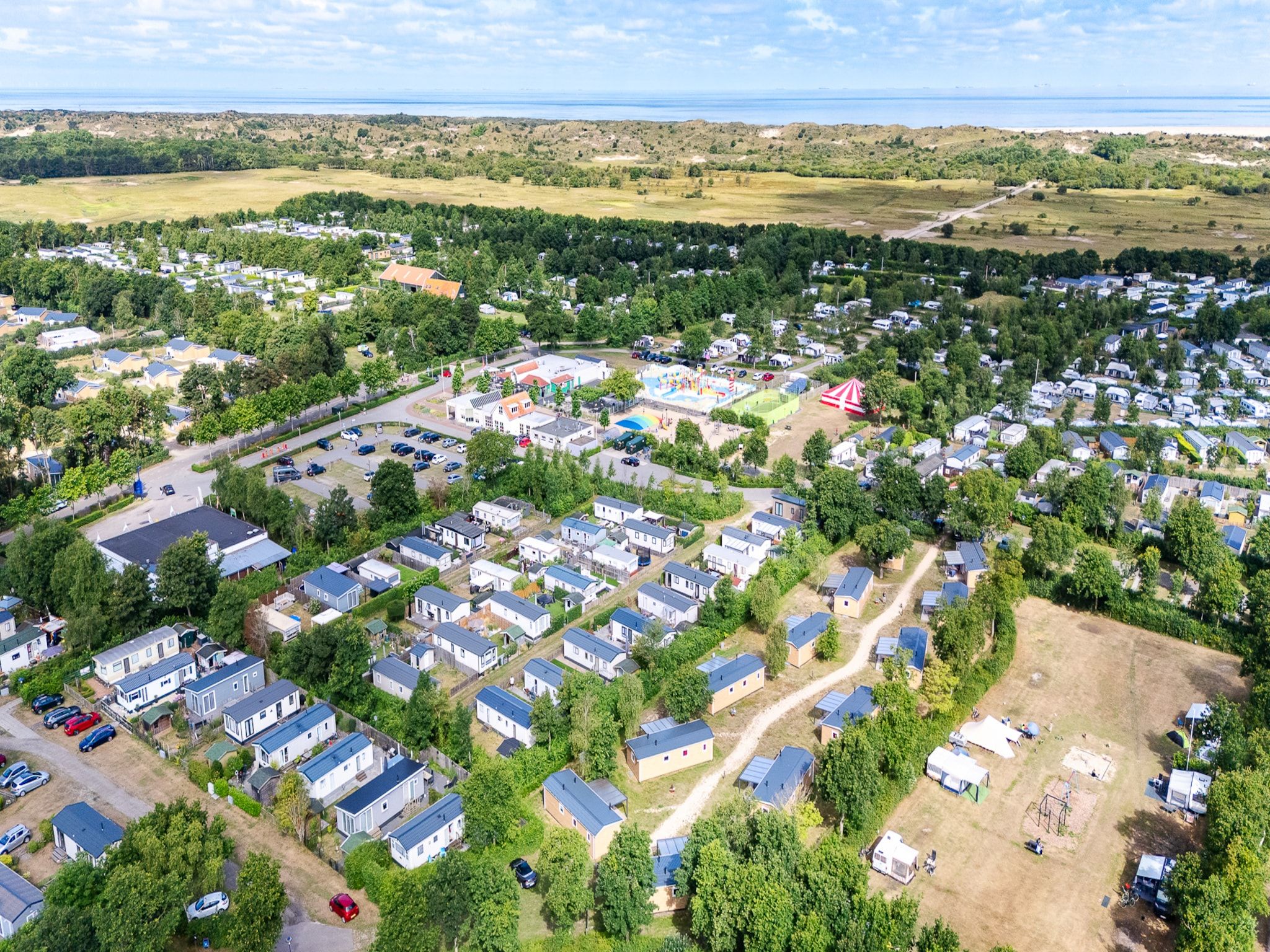 De buitenkant van Chalet - Camping de Duinhoeve 'Bosdier' in Burgh-Haamstede