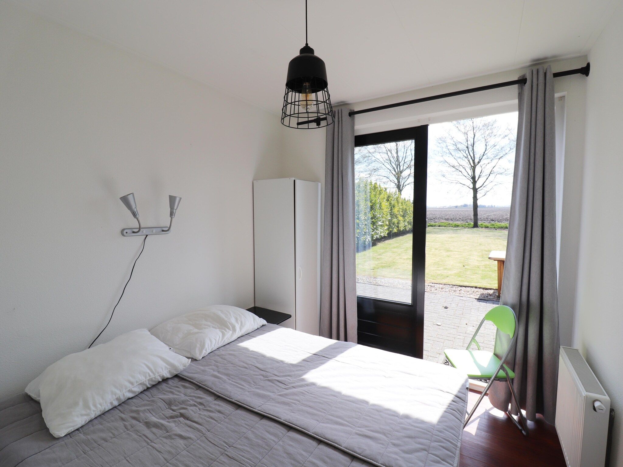 Een slaapkamer van Bargereed 90 in Tzummarum