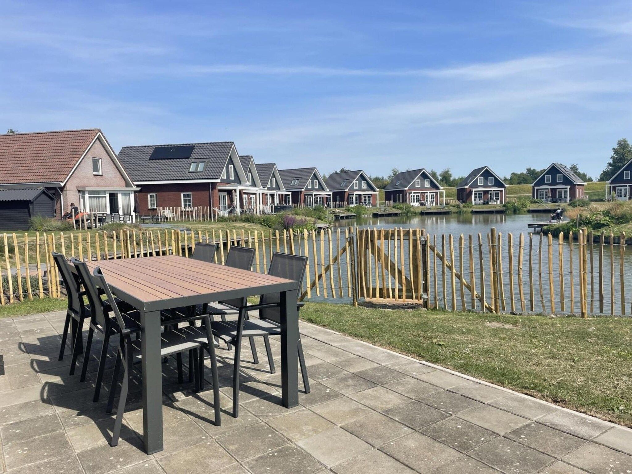 Het terras van Dijkvilla Kids 5 in Medemblik