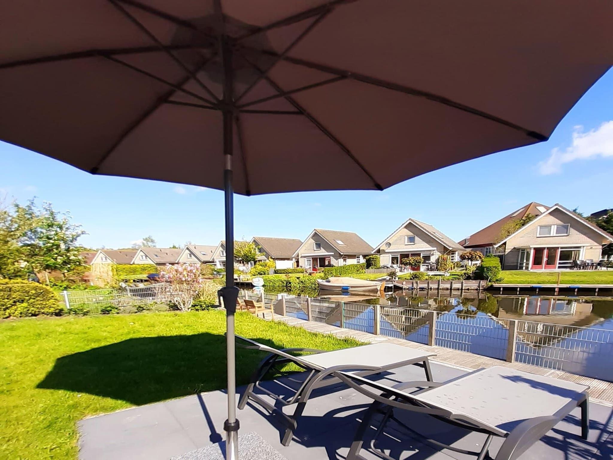 Het terras van Dijkhuis Sauna 6 in Medemblik