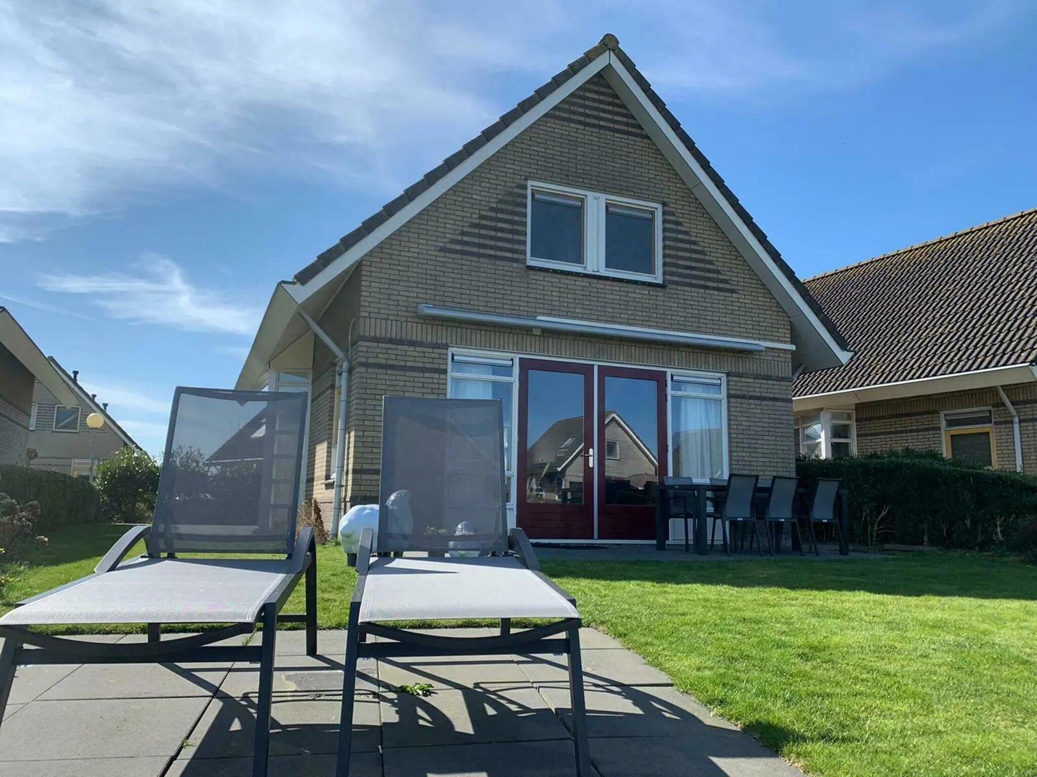 Het terras van Dijkhuis Sauna 6 in Medemblik
