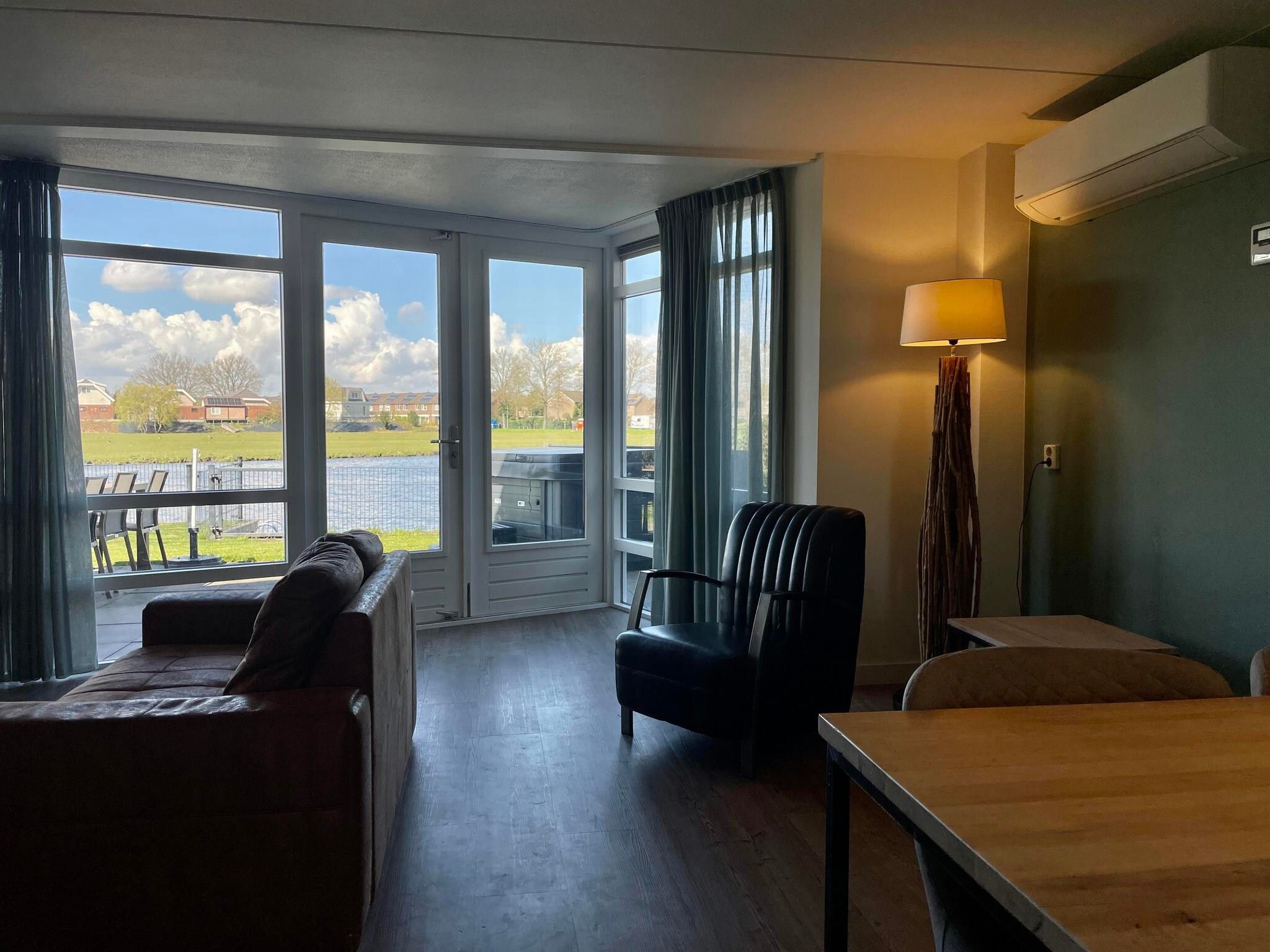 De woonkamer van Dijkhuis Wellness 6 in Medemblik
