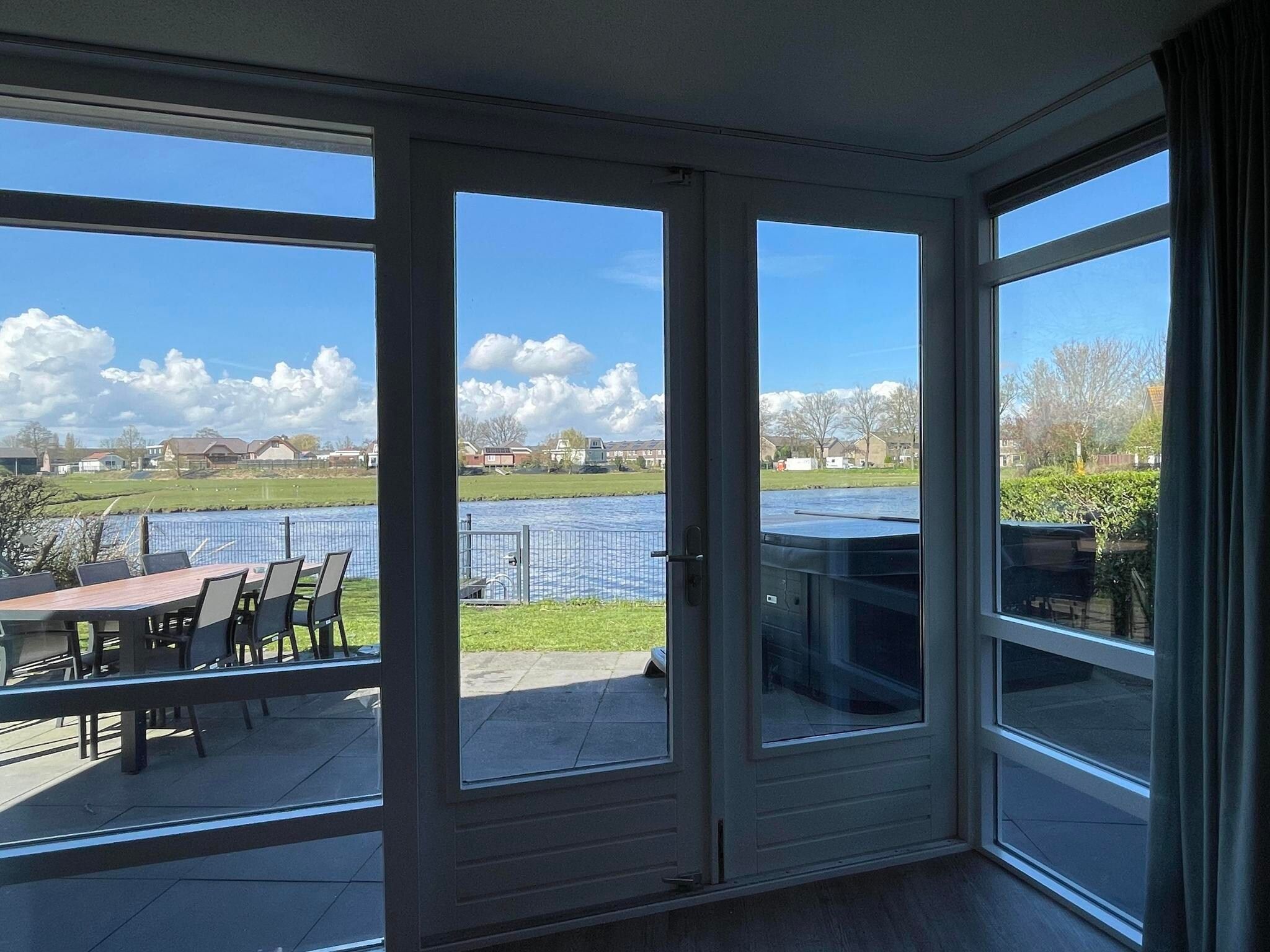 Het terras van Dijkhuis Wellness 6 in Medemblik