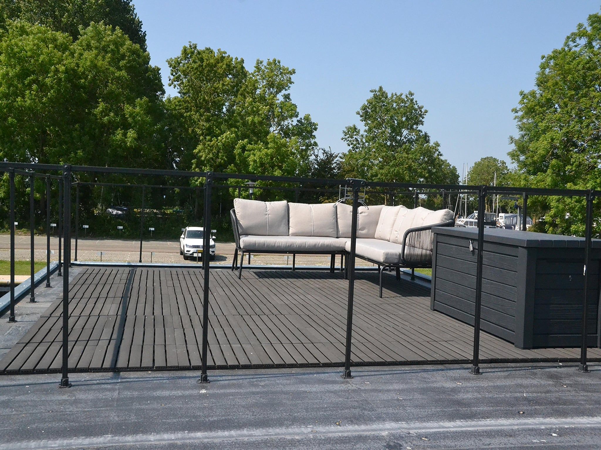 Het terras van RiggelBrug Sneekermeer in Offingawier